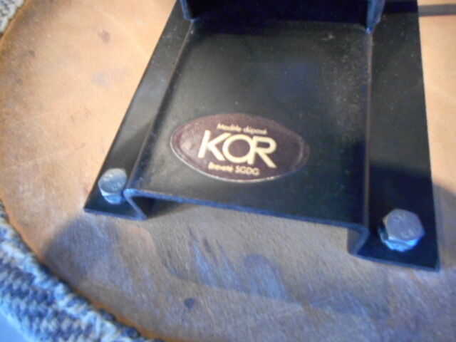 Undue adjustable stool. Kor