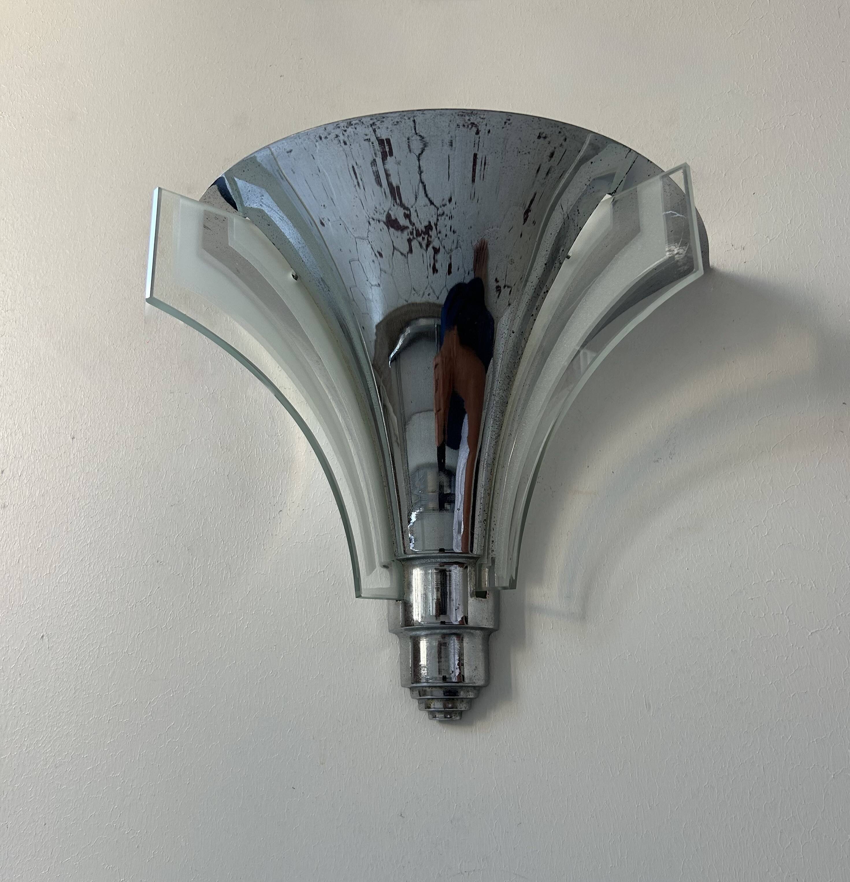 Art Deco modernist wall lamp, chrome and sandblasted glass, France 1930