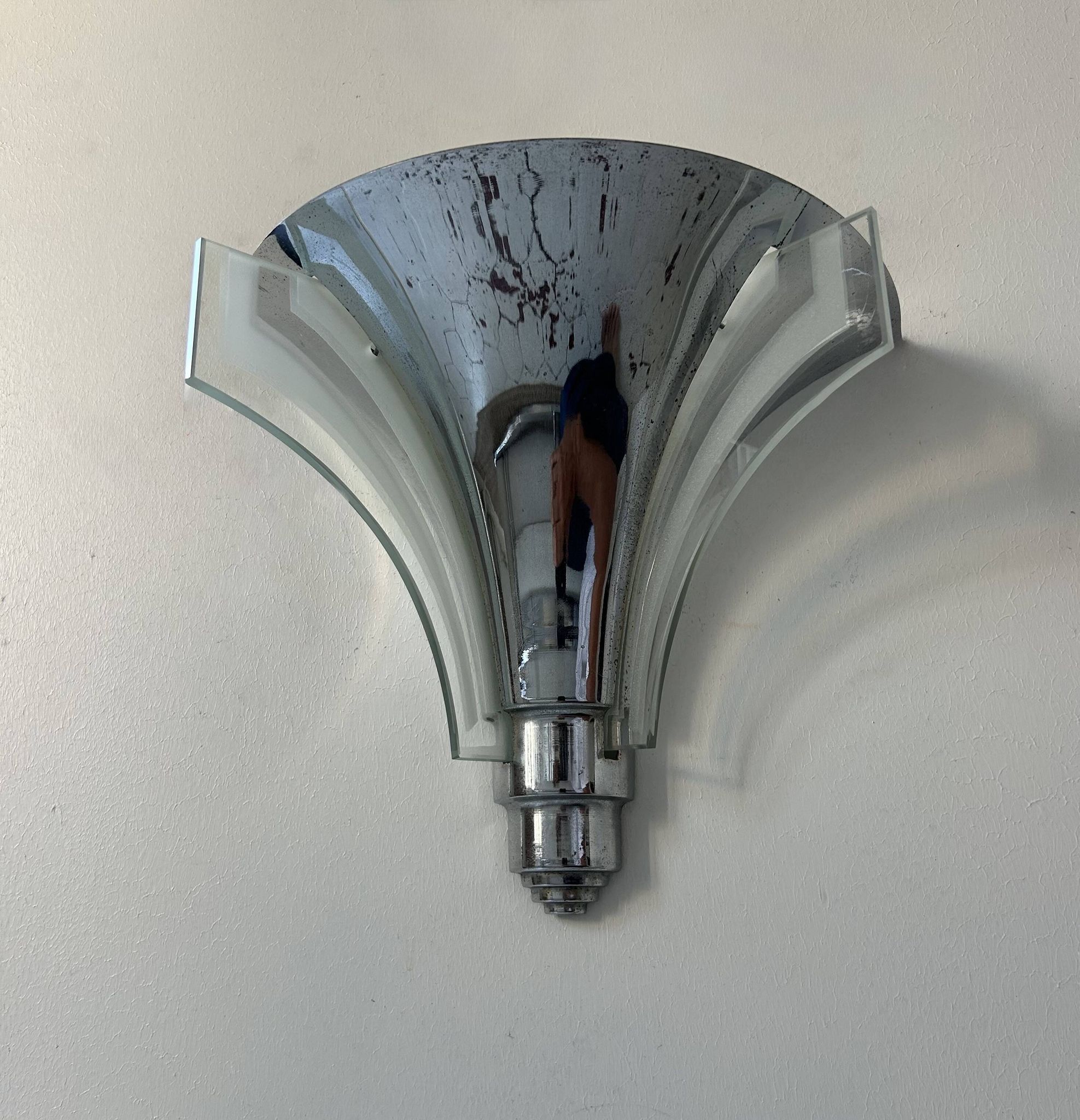 Art Deco modernist wall lamp, chrome and sandblasted glass, France 1930