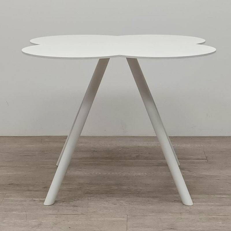 Klover coffee table by Deberenn in white metal