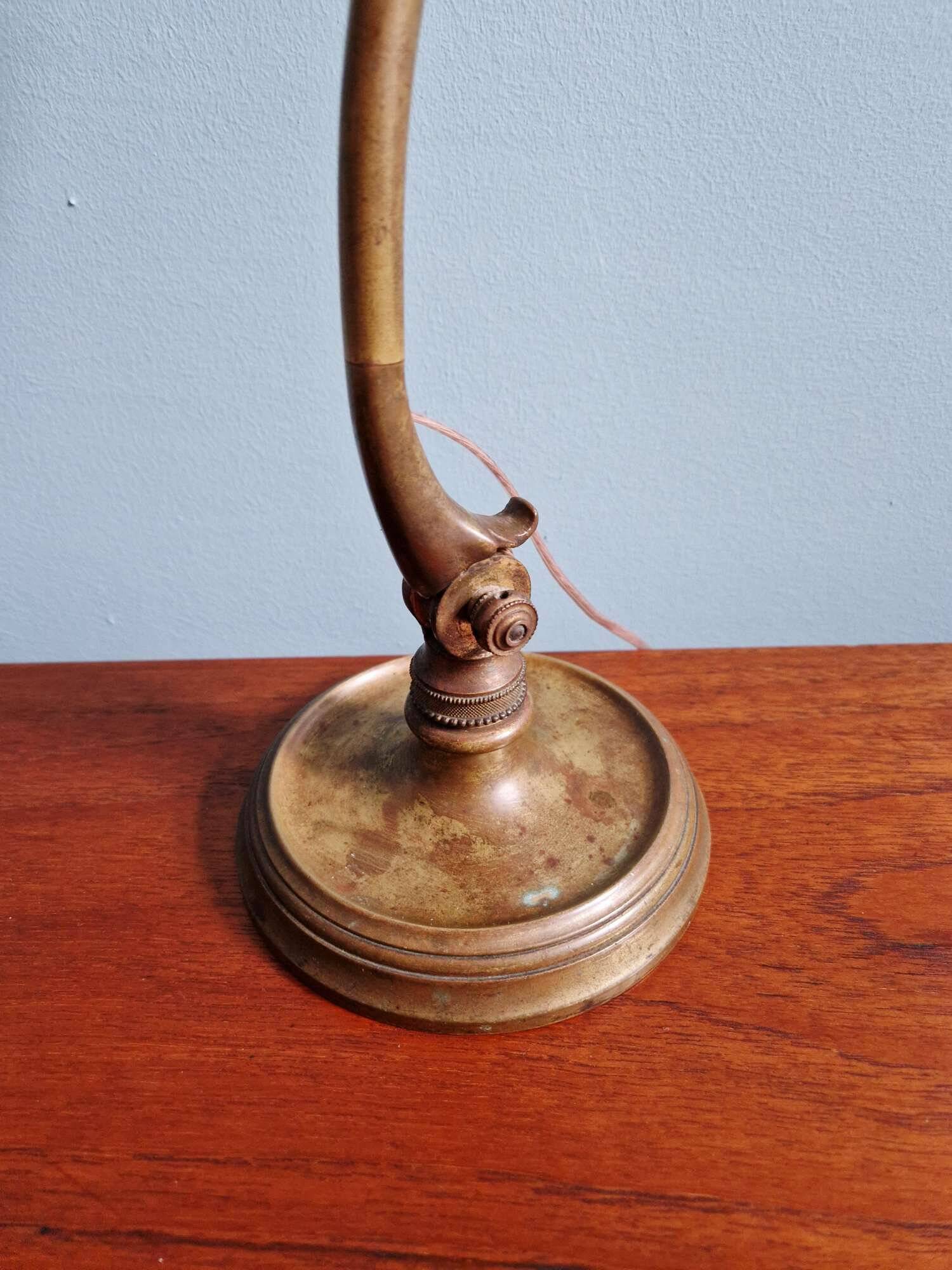 Lampe de bureau art déco en bronze et tulipe signée Schneider, années 1920