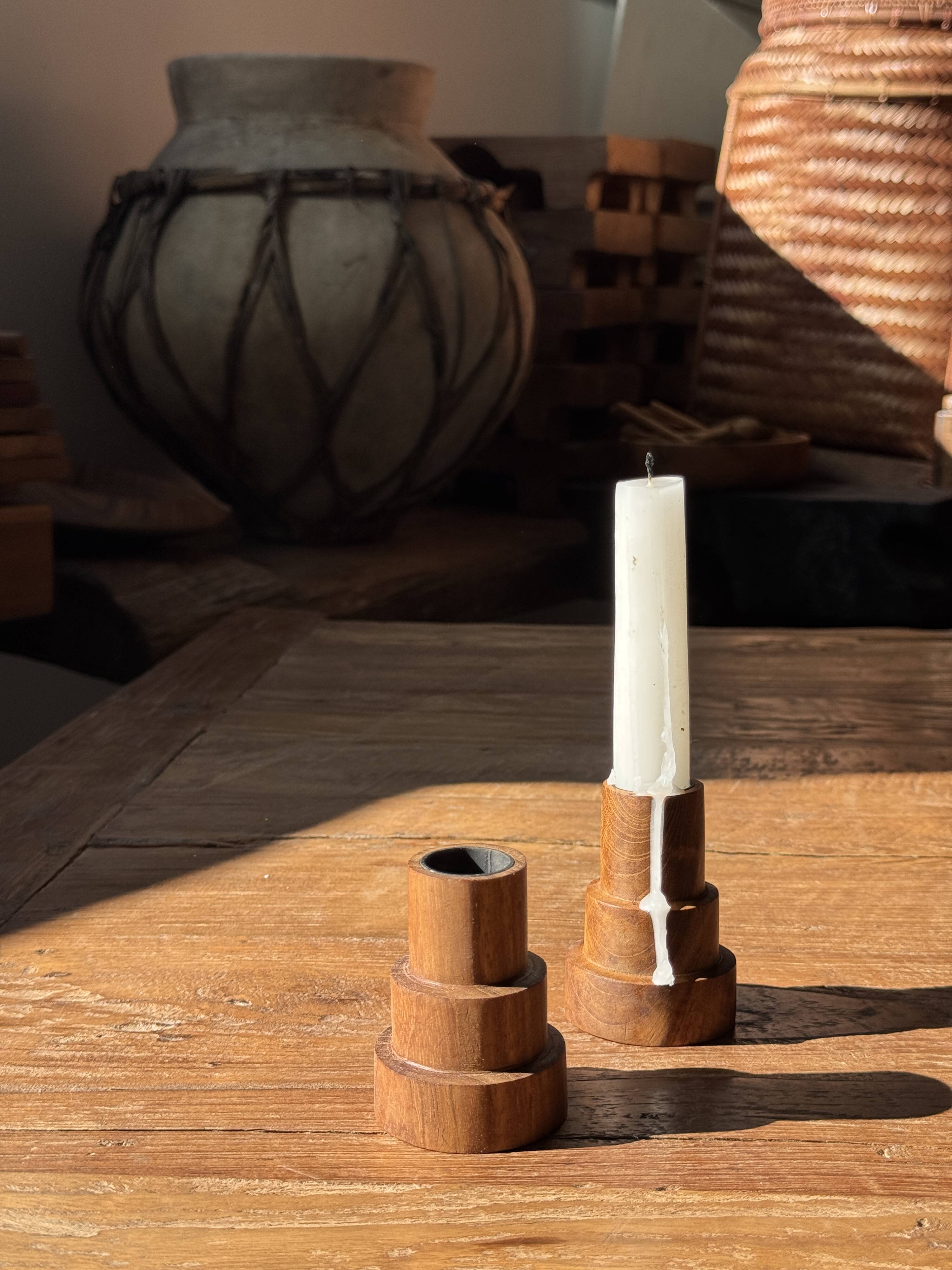 Pyramidal circular teak monoxyle candlestick H7 D5