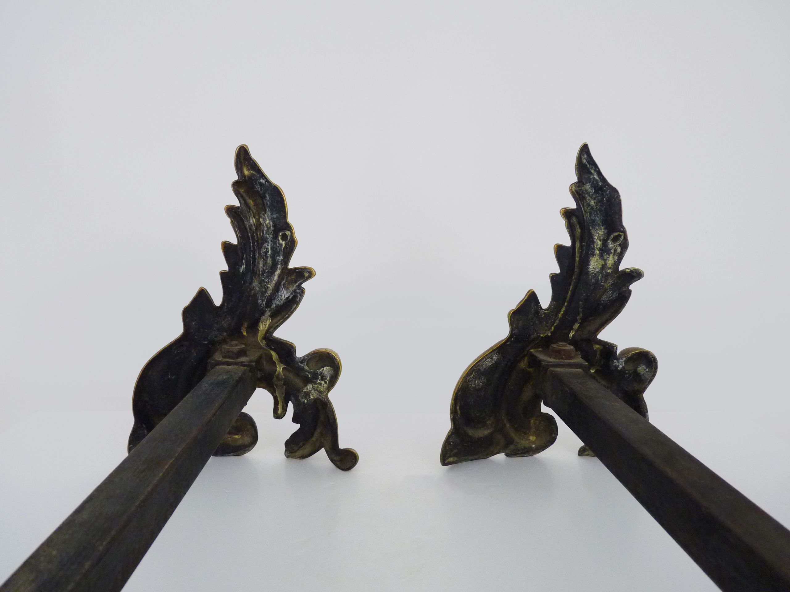 Paire de chenets de cheminée en bronze et fonte. Début XXème
