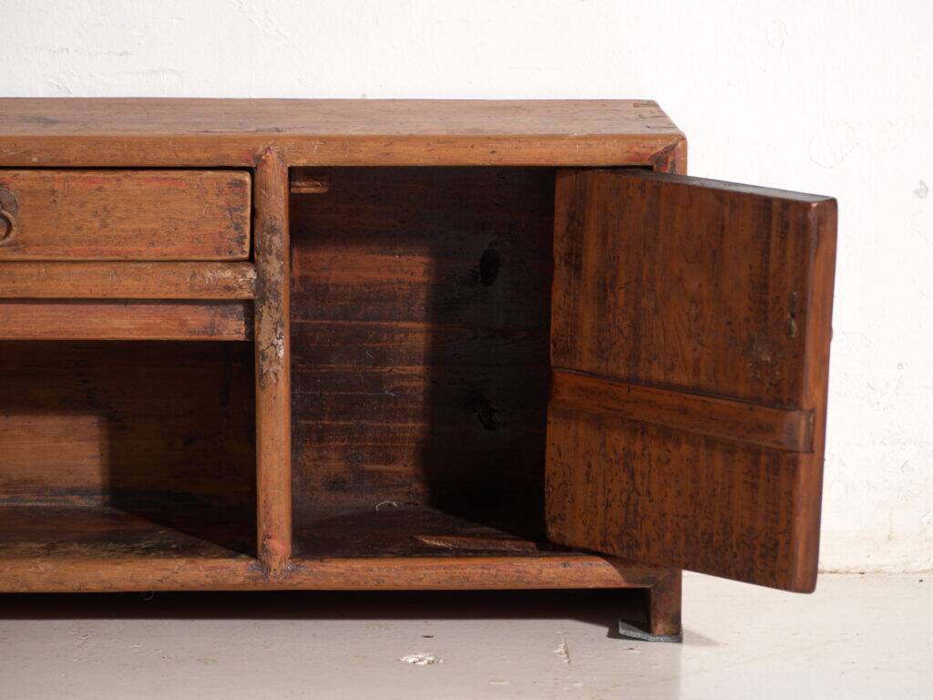 Meuble bas ancien laqué en bois d’orme – Chine, vers 1900