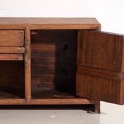 Meuble bas ancien laqué en bois d’orme – Chine, vers 1900