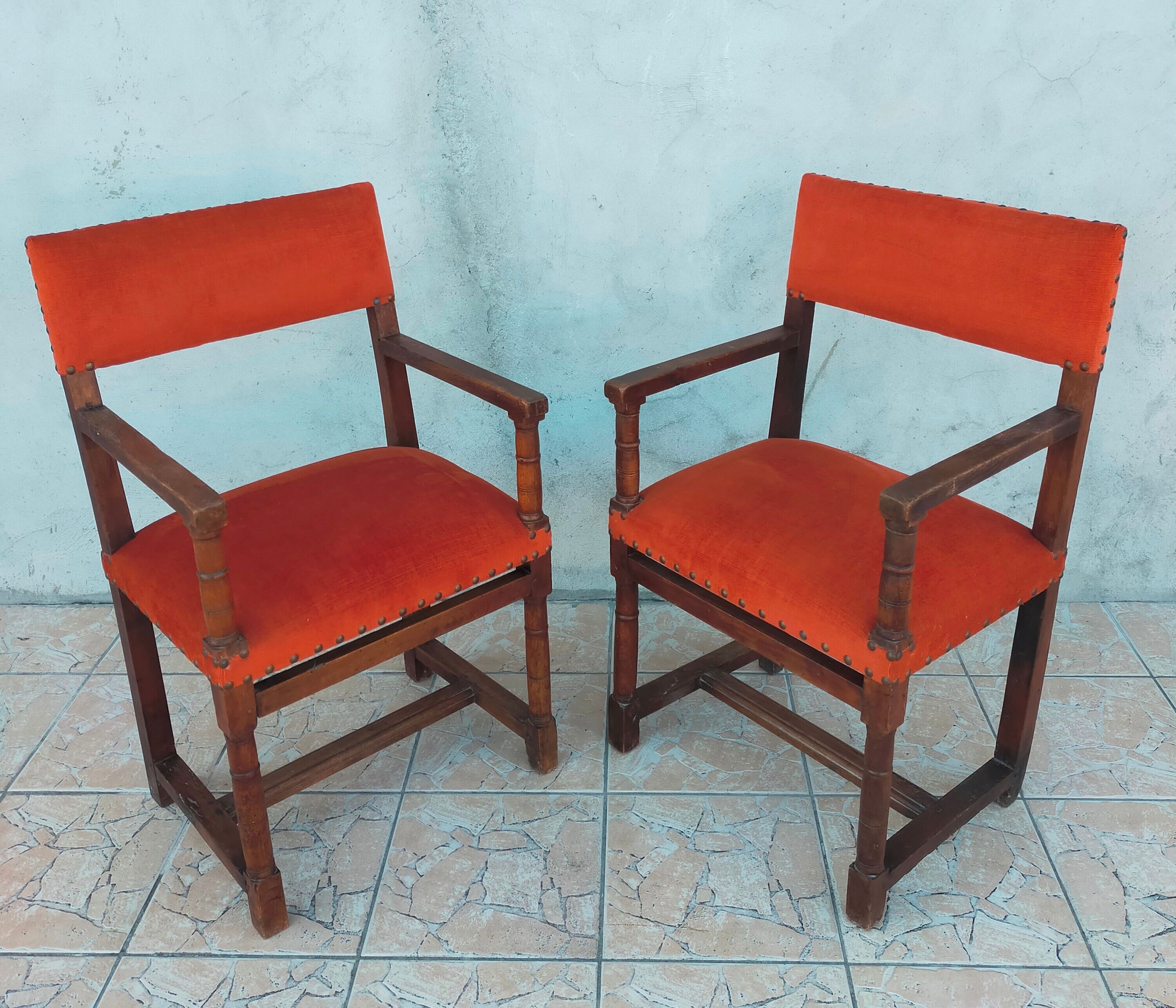 Paire de fauteuils rustiques en noyer