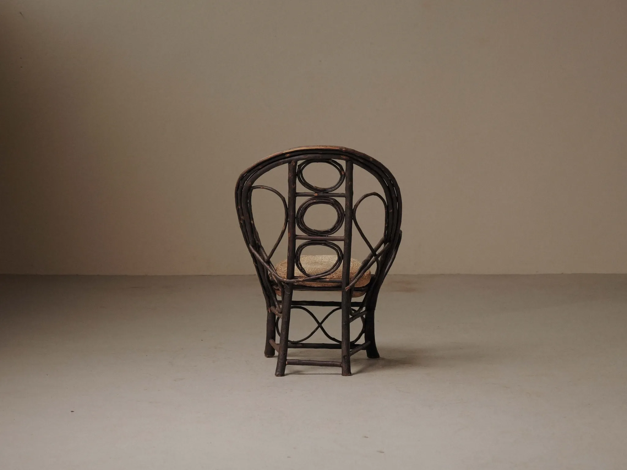 Fauteuil sculptural en bois courbé , Art Populaire, vers 1900