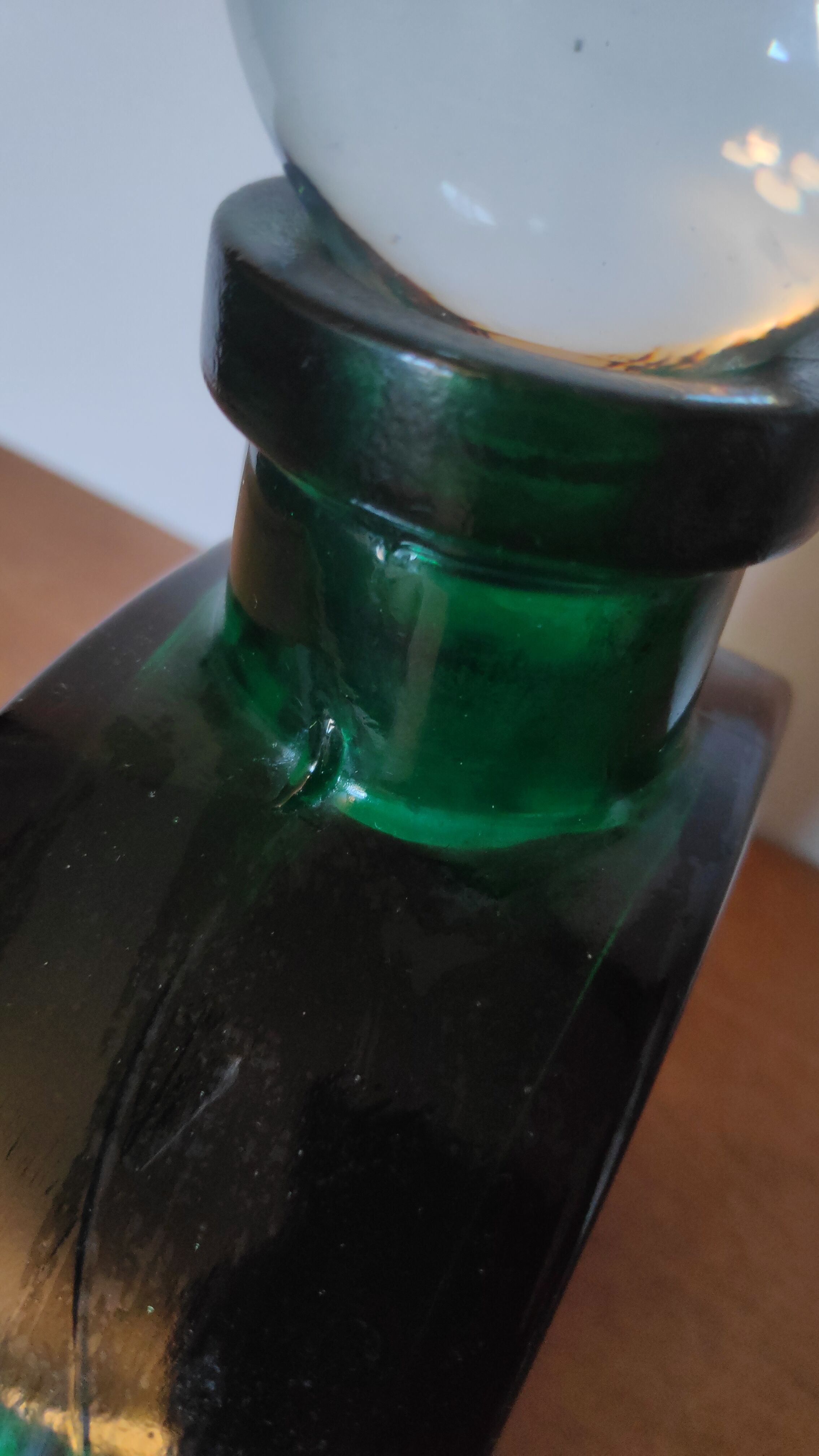 Carafe verte avec bouchon transparent