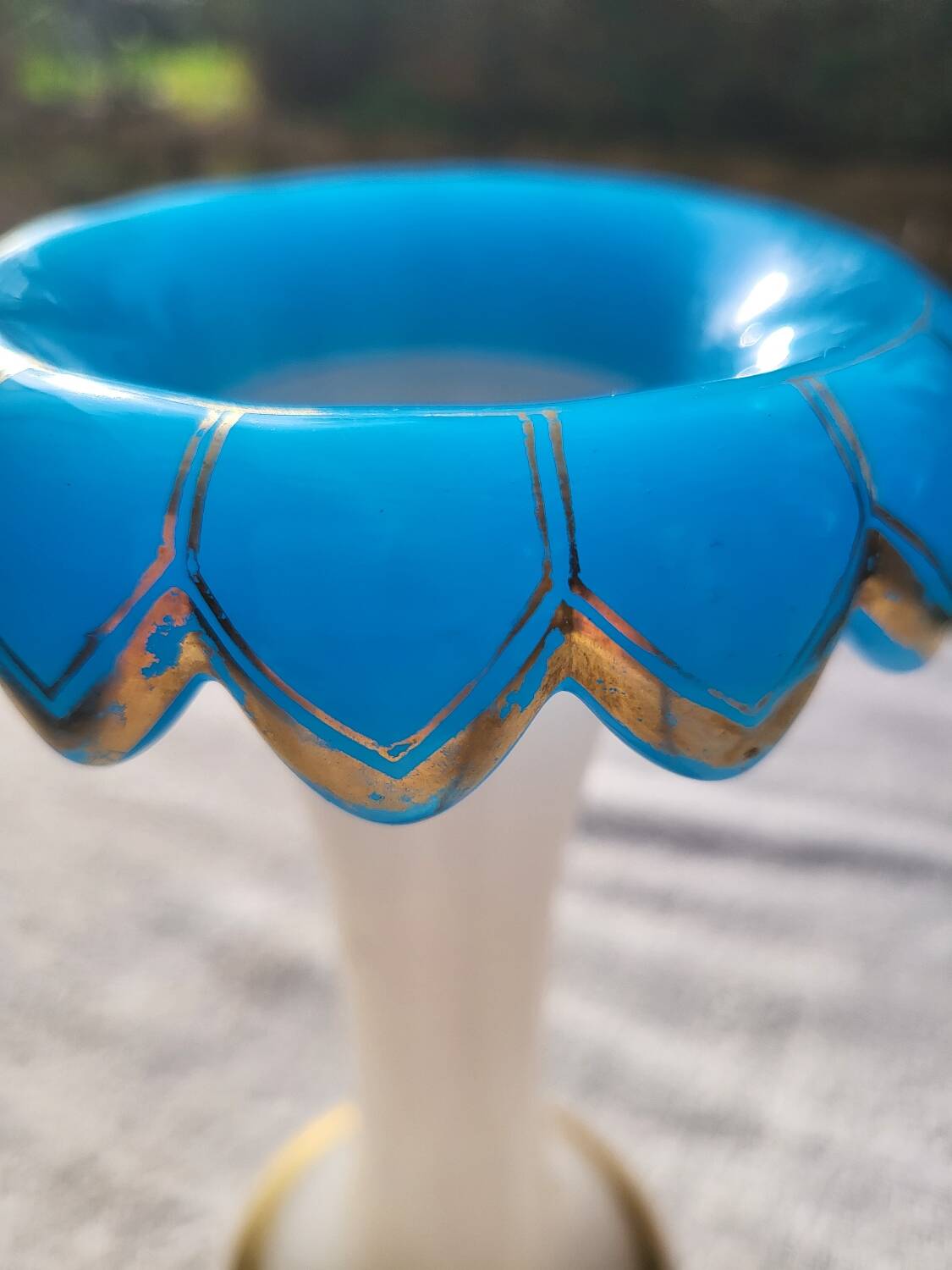 Vase in soapy opaline and flag blue corolla