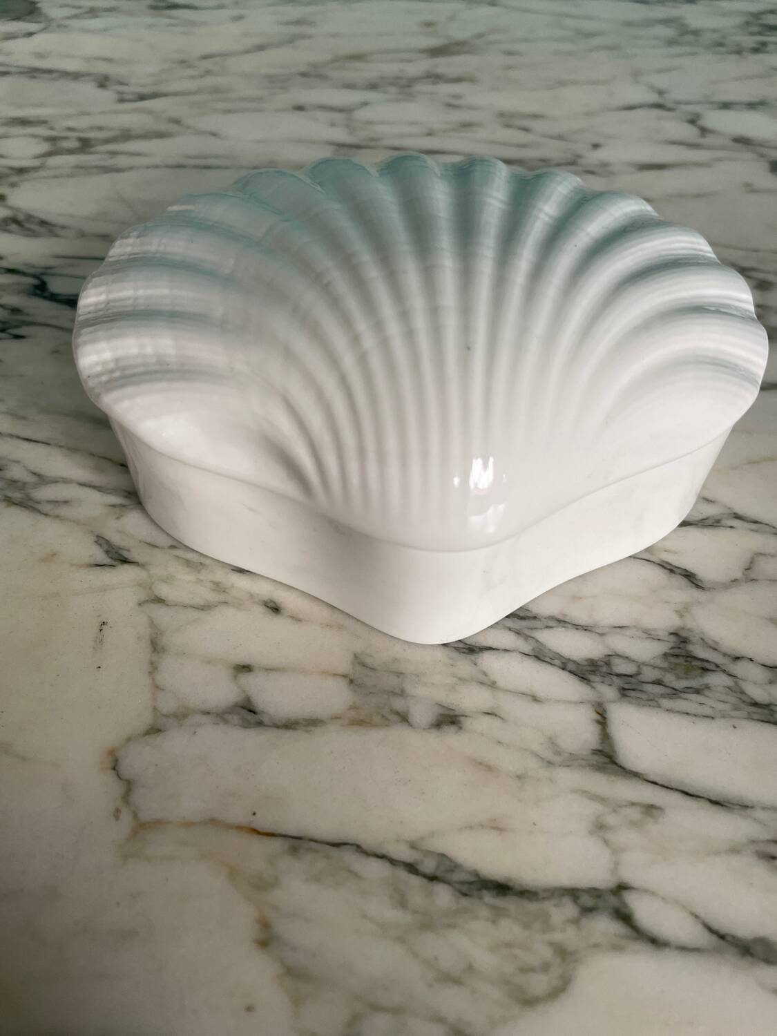 Heinrich white porcelain shell box