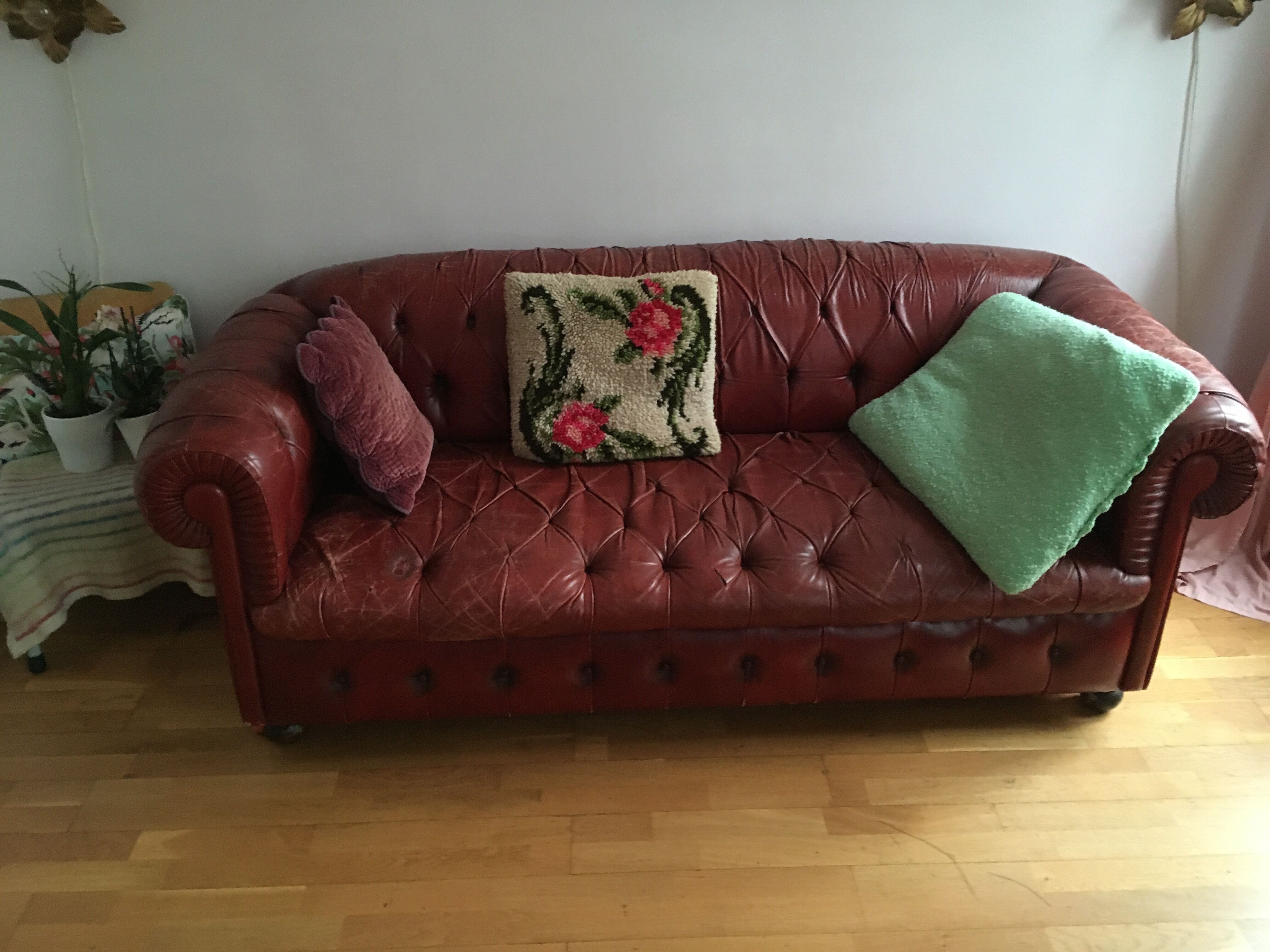 Sofa chesterfield 2-3 places leather bordeaux