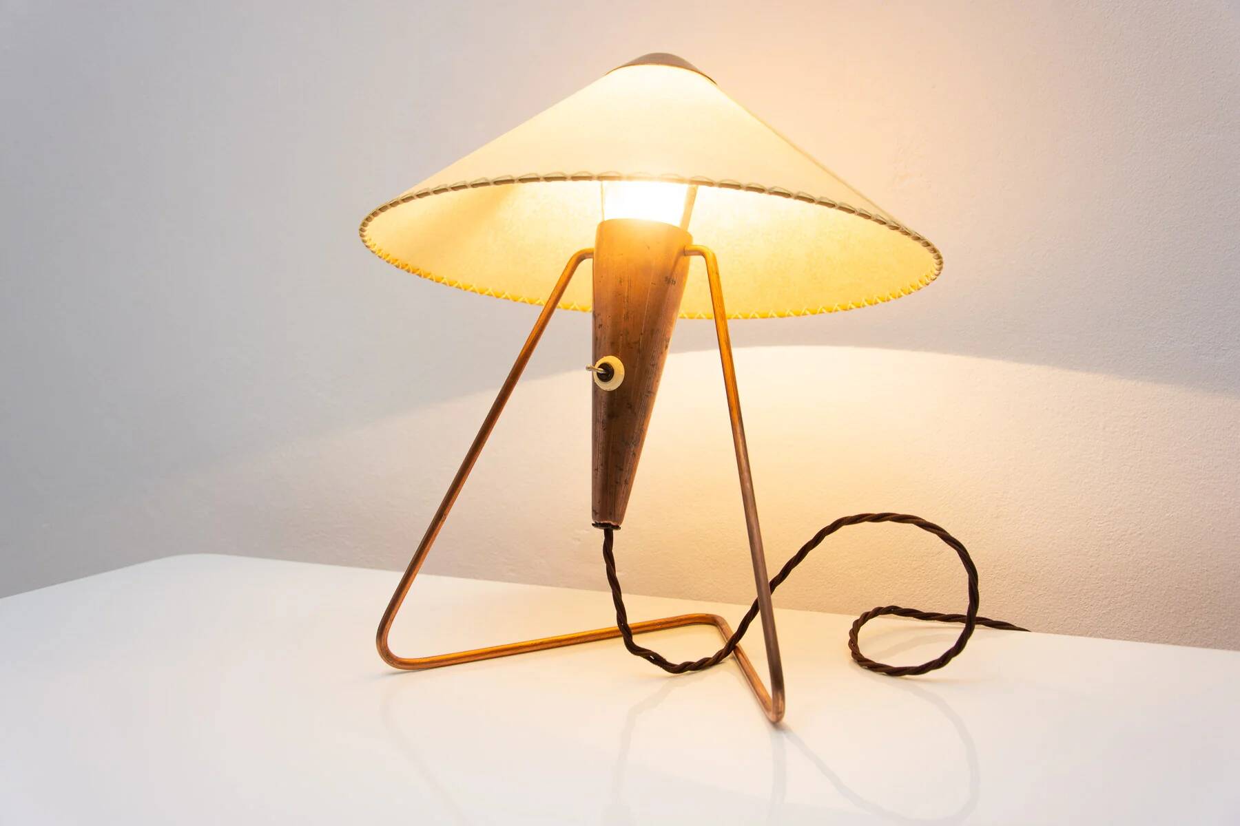 Lampe de table trépied tchèque des années 50 par Helena Frantová.