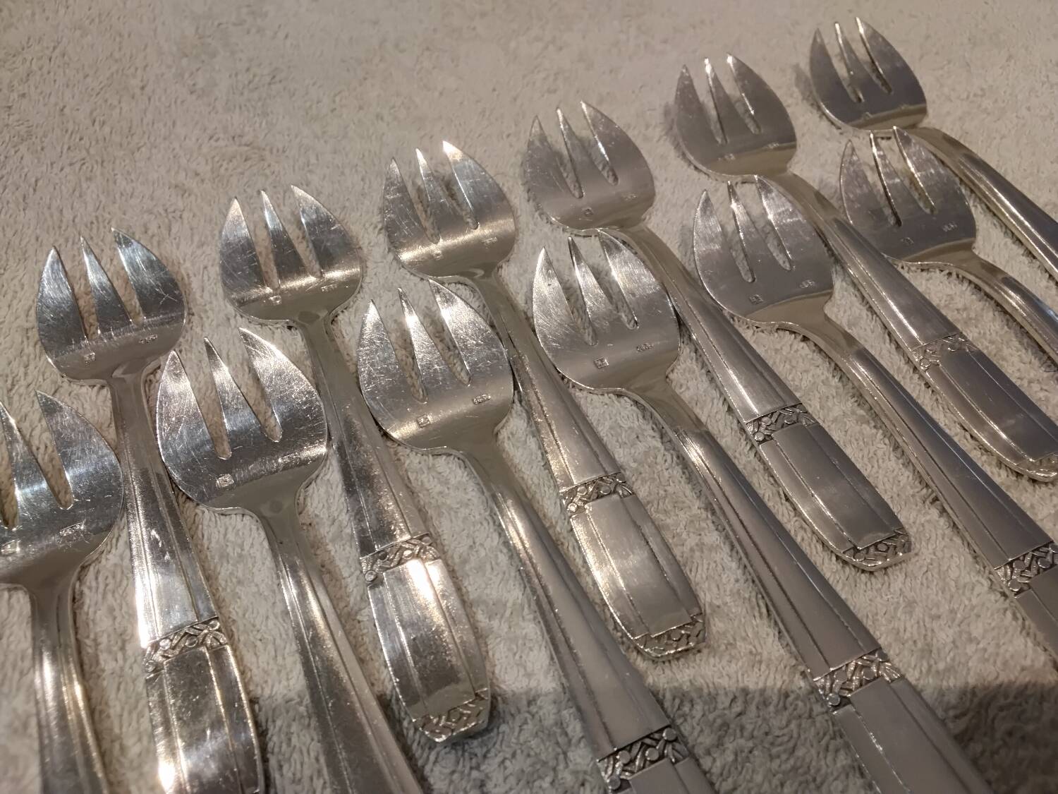 12 silver-plated oyster forks by silversmith Argit, Art Deco floral design