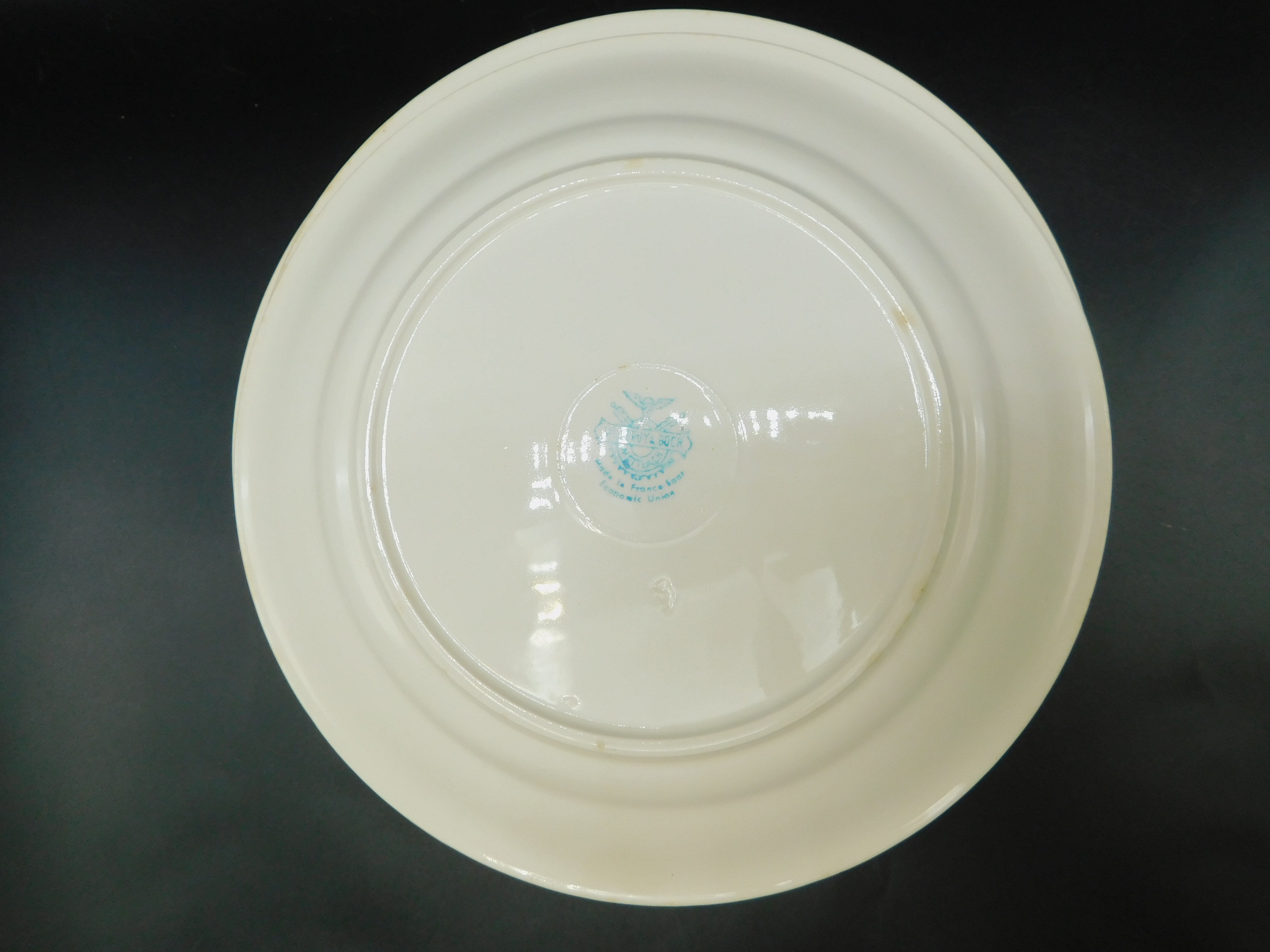 8 flat plates Villeroy - Boch Mettlach - Cream and Gold.