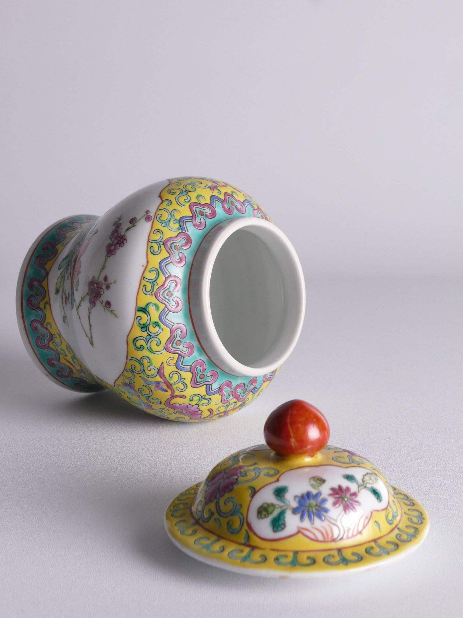 Chinese Famille Rose Porcelain Jar with Lid, Yellow Ground Floral Decoration