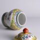 Jar en porcelaine Famille Rose chinoise avec couvercle, décoration florale sur fond jaune