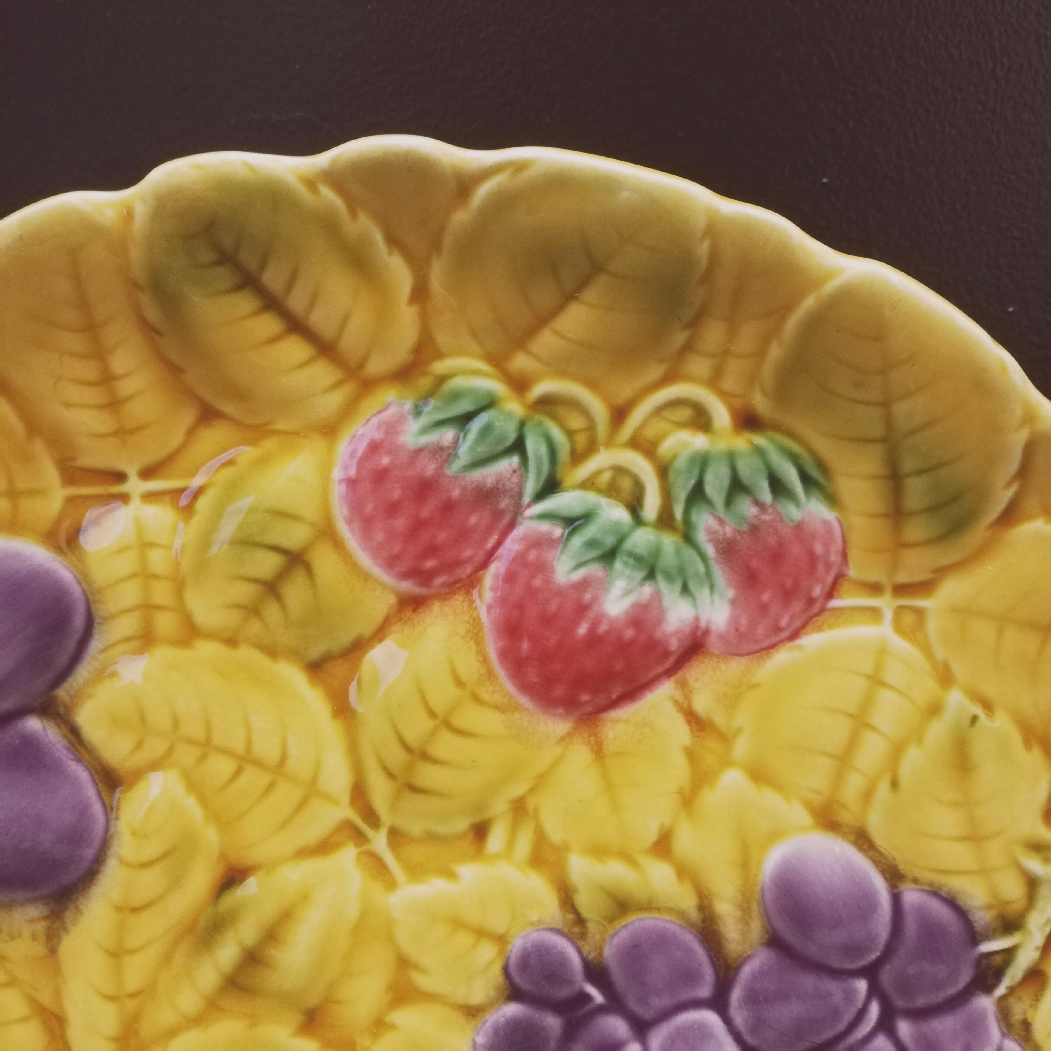 Plat à dessert en barbotine