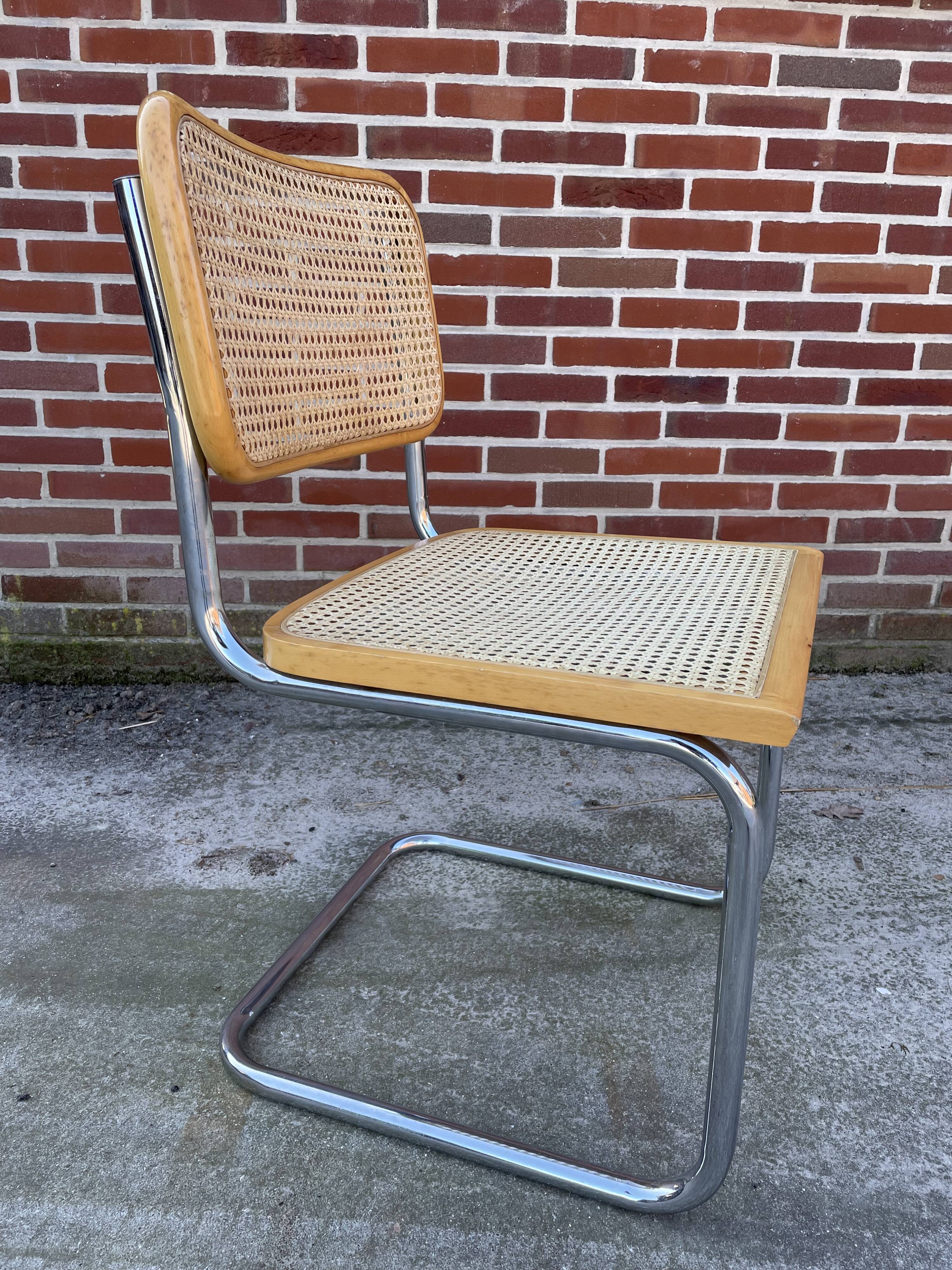 Chaise design Cesca modèle b32 en chrome