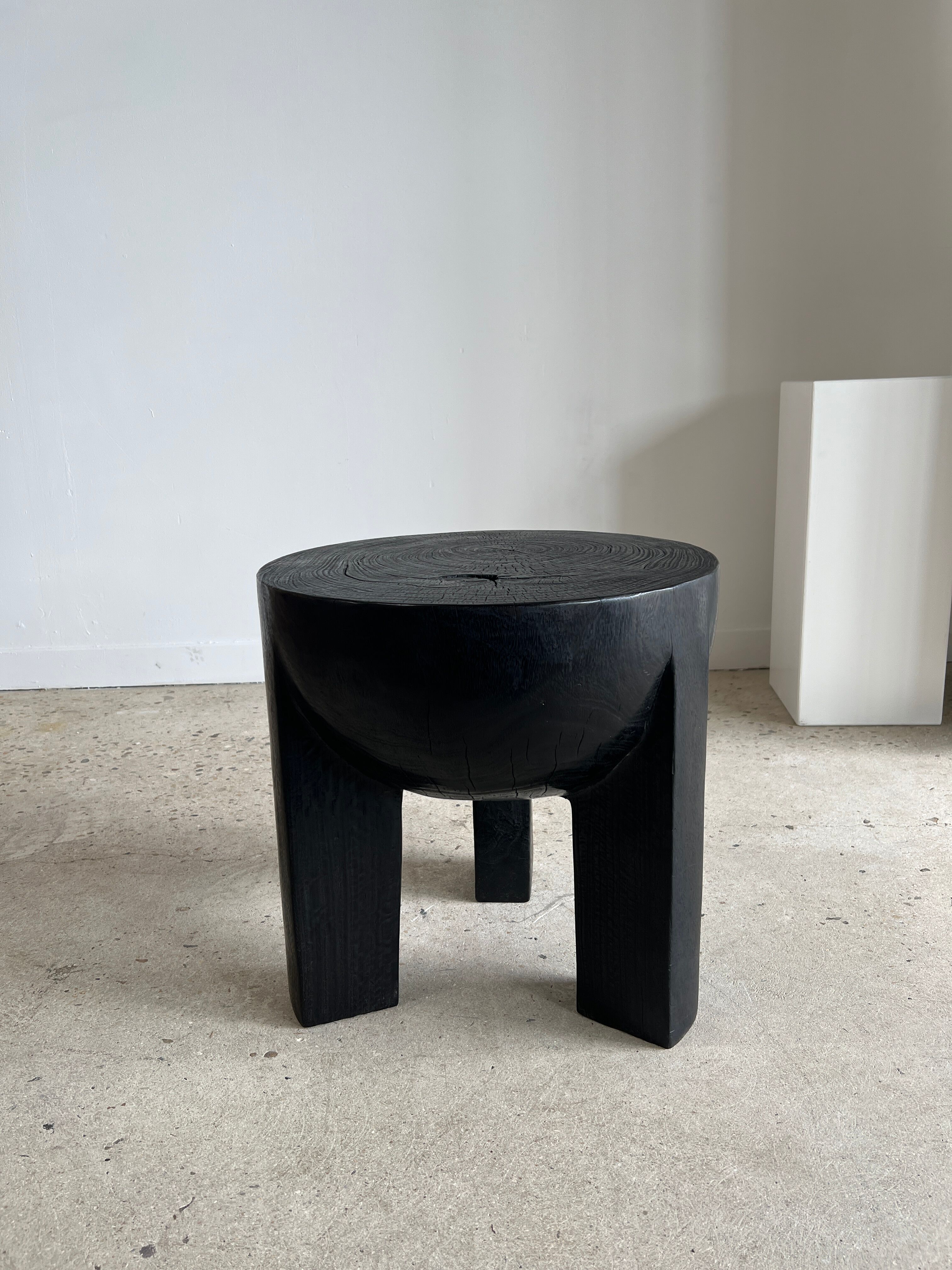 Black mango wood tripod side table with a semi-spherical top, height: 45 cm, diameter: 44 cm.