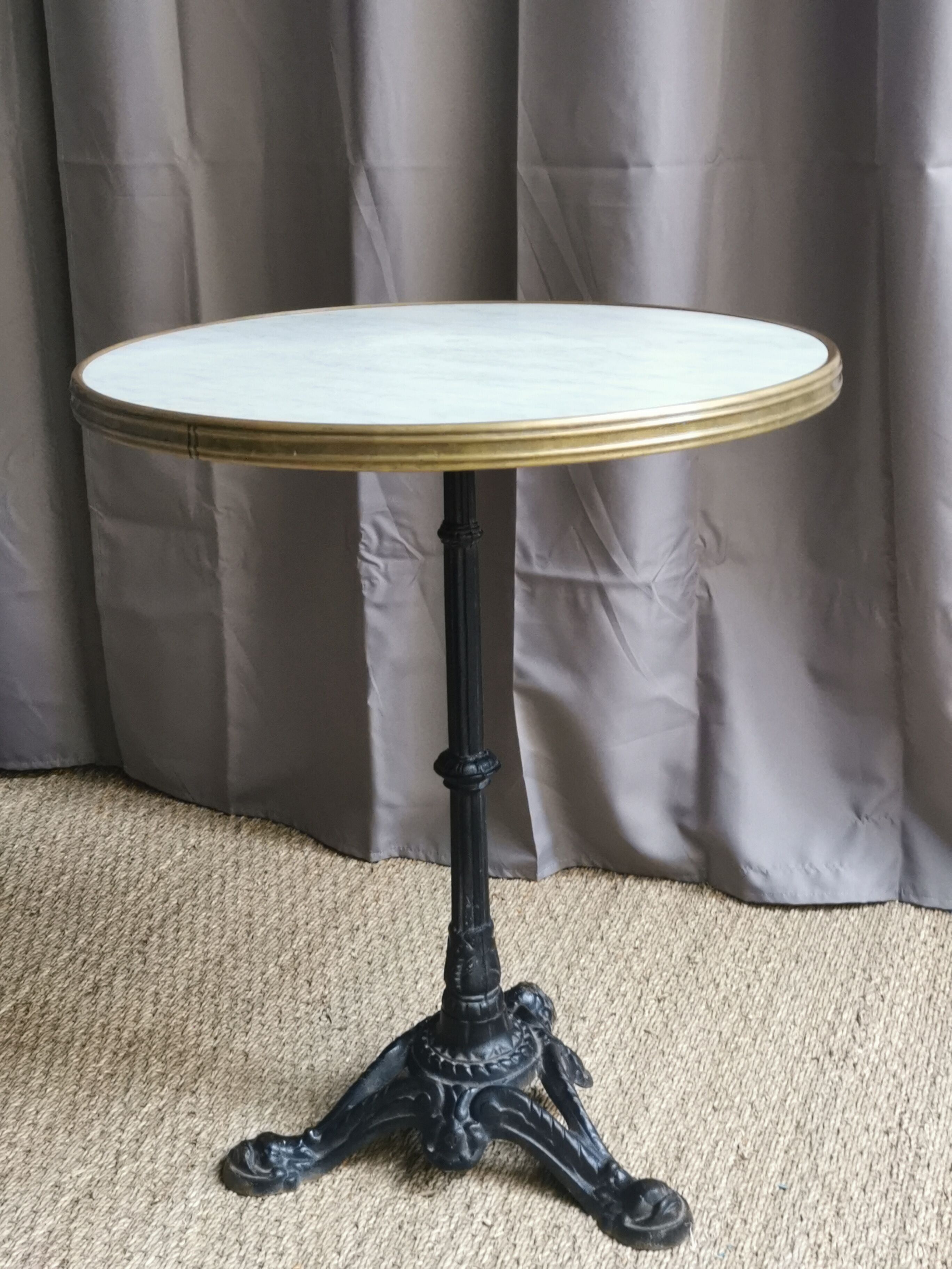 Bistro gueridon "white vein plateau"