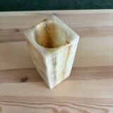 Vase en albâtre