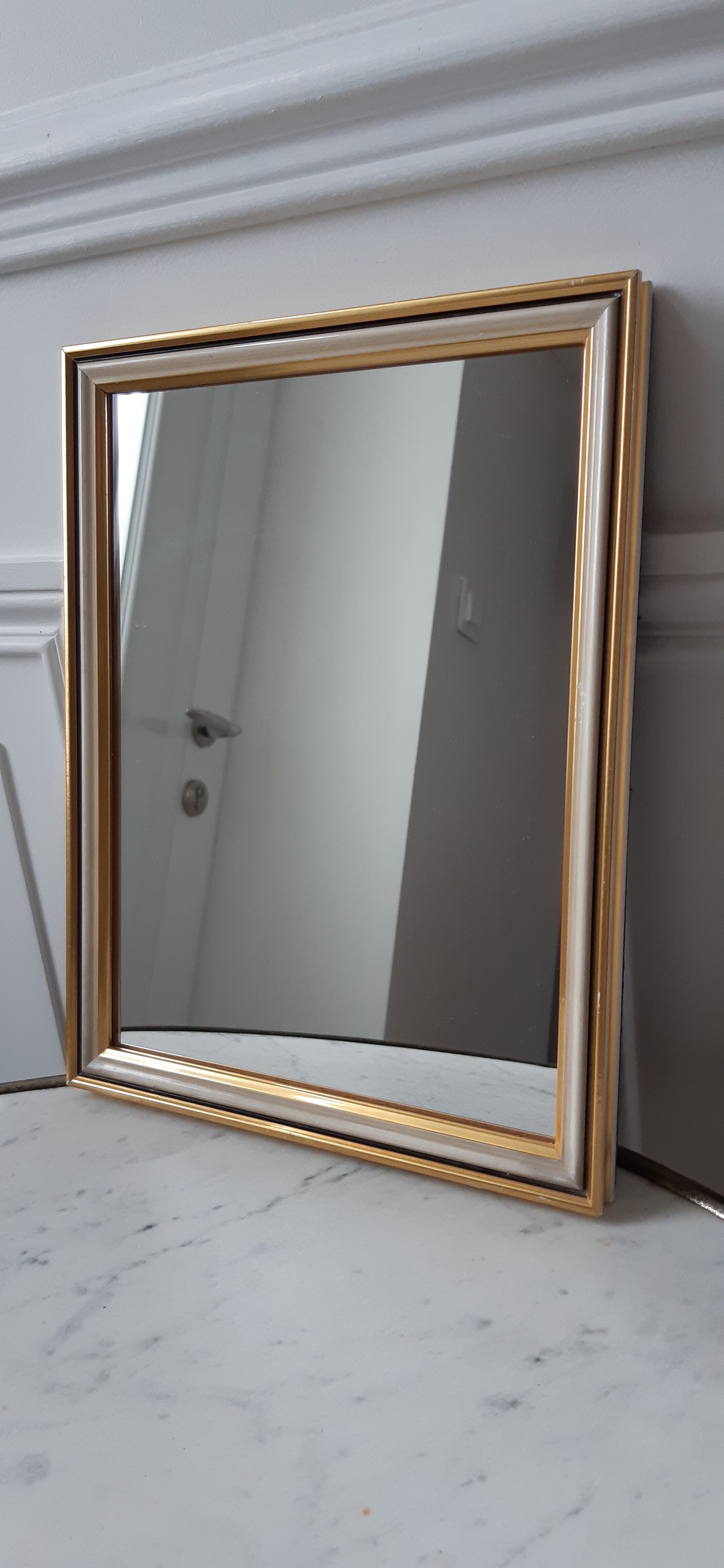 Varnished wooden mirror to install or hang