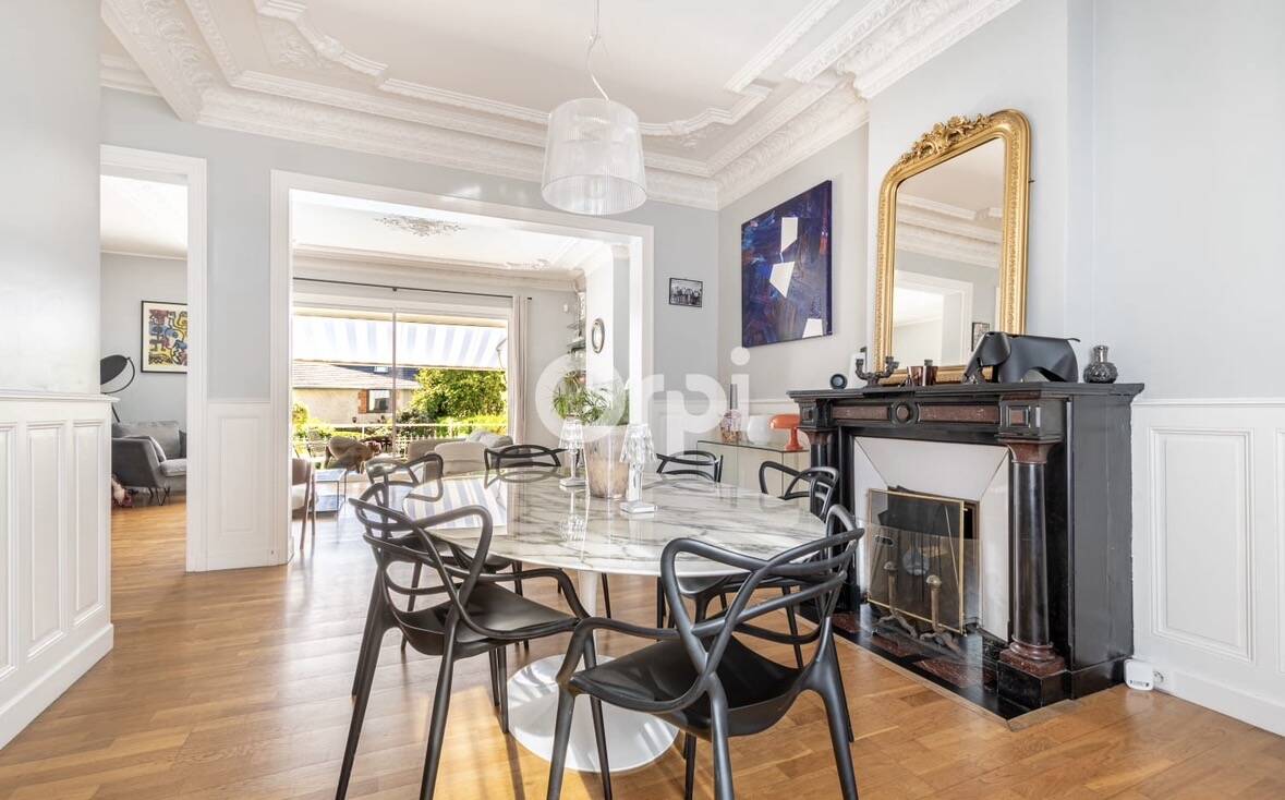 Oval Knoll Saarinen table in Carrara marble