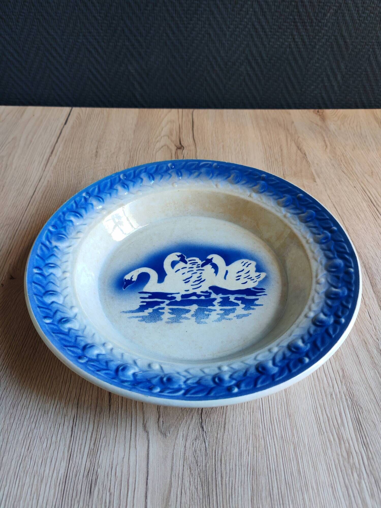 Hollow plate Moulin des Loups Hamage France, blue and white swan decoration.