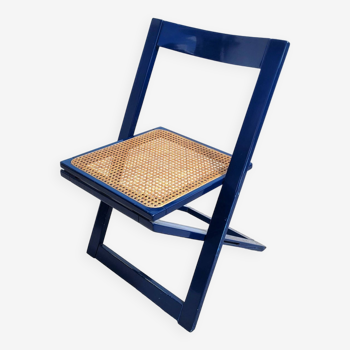 Chaise bleue pliante cannée design