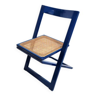 Chaise bleue pliante cannée design