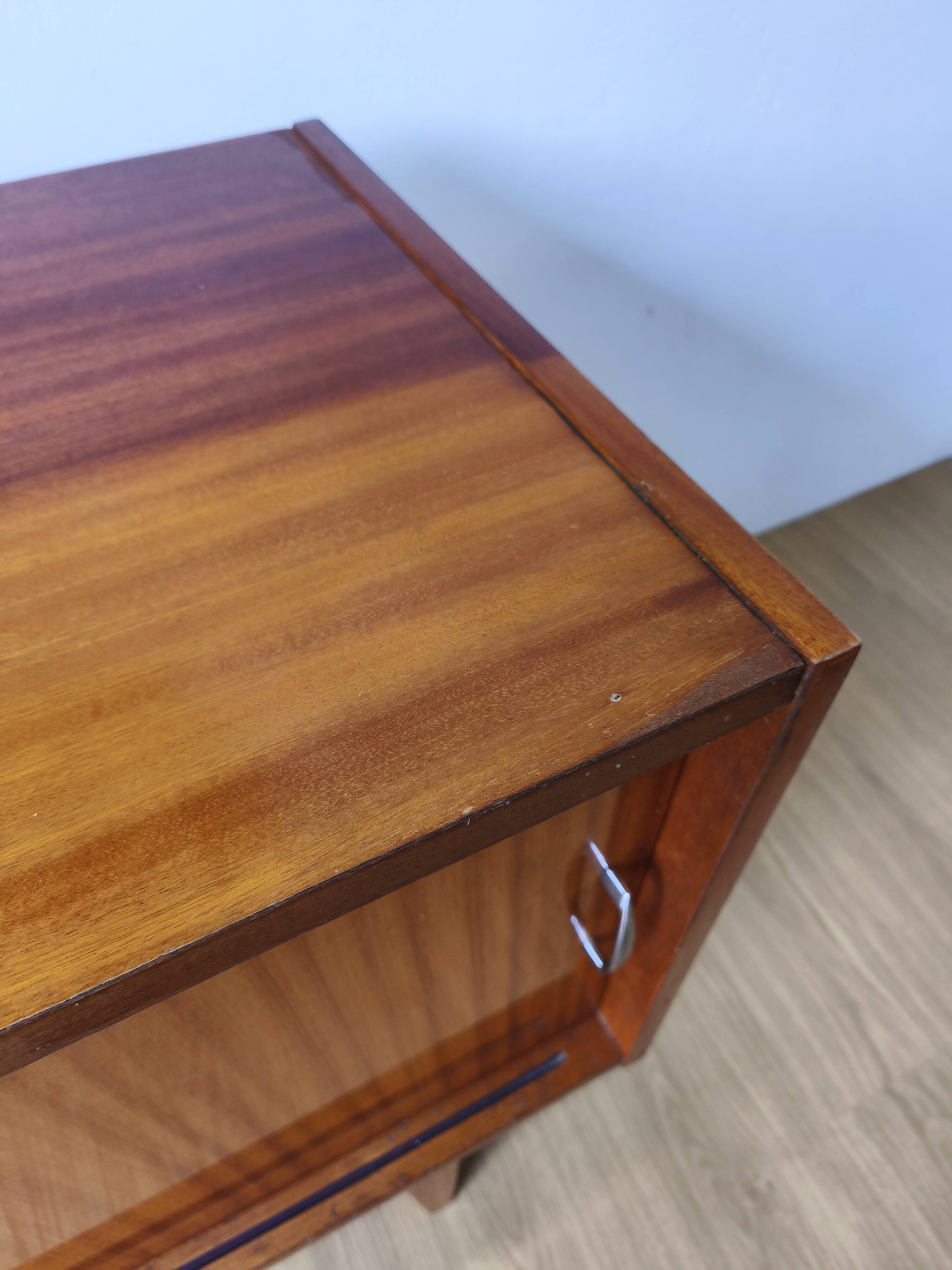 Buffet moderniste des années 1970.