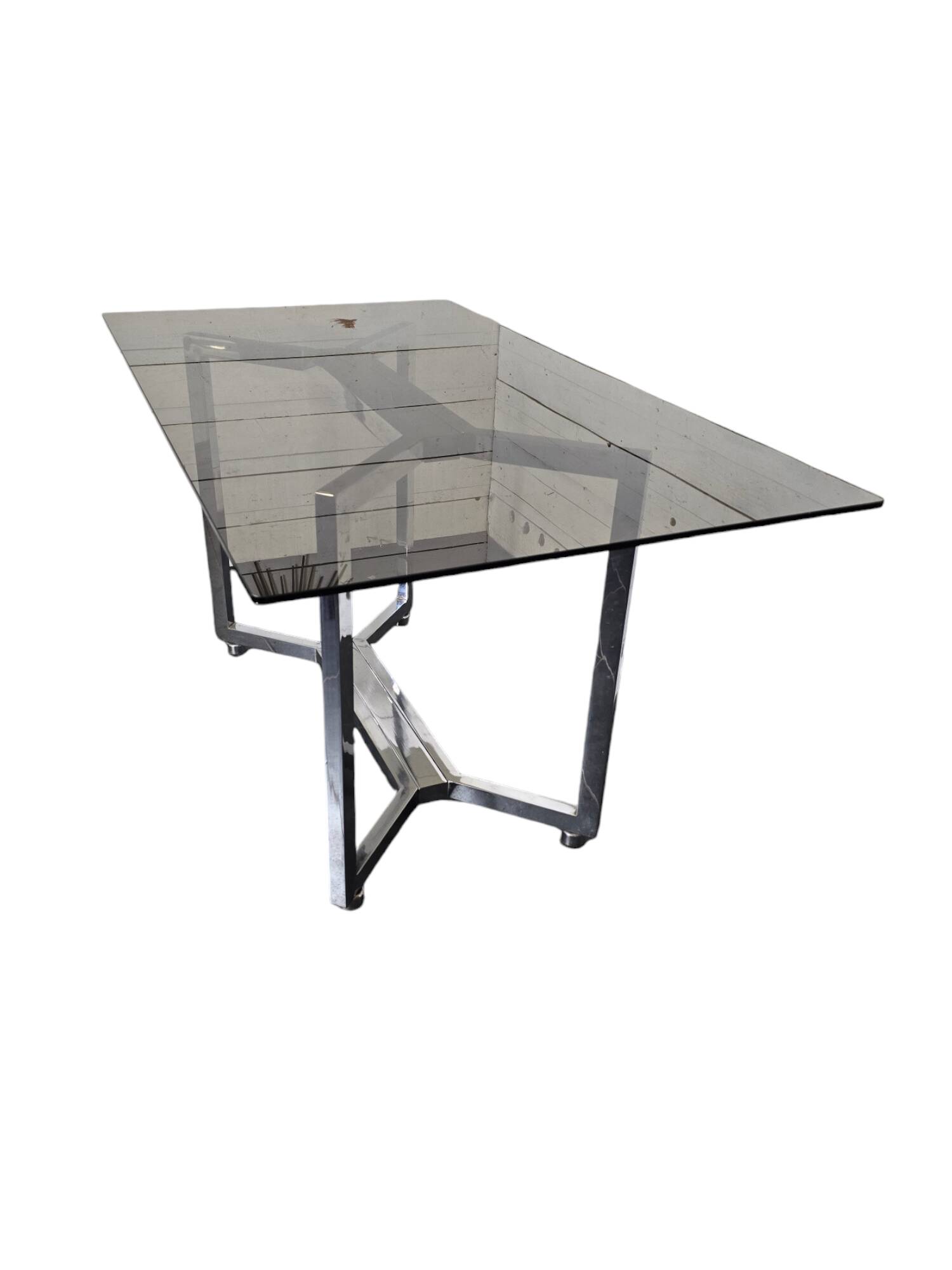 Table en métal chromé dessus verre fumé