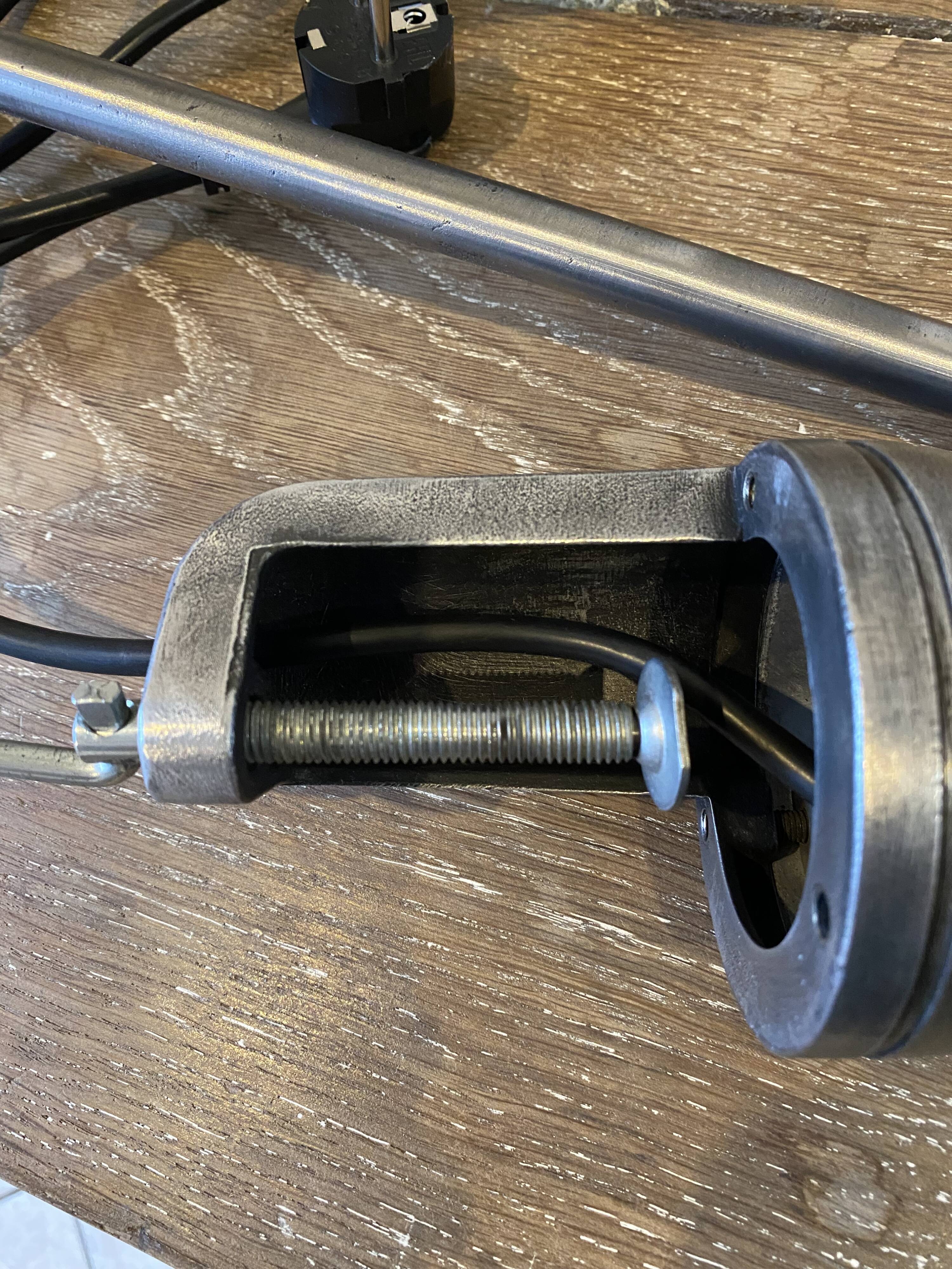 Jieldé desk lamp with 2 arms of 40cm and 25cm with a clamp base.