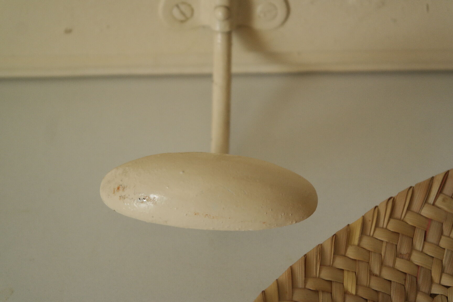 Porte manteau murale vintage bois et métal beige