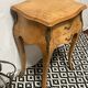 Petite table d’appoint en bois de placage de ronce, style Louis XV, époque XXe