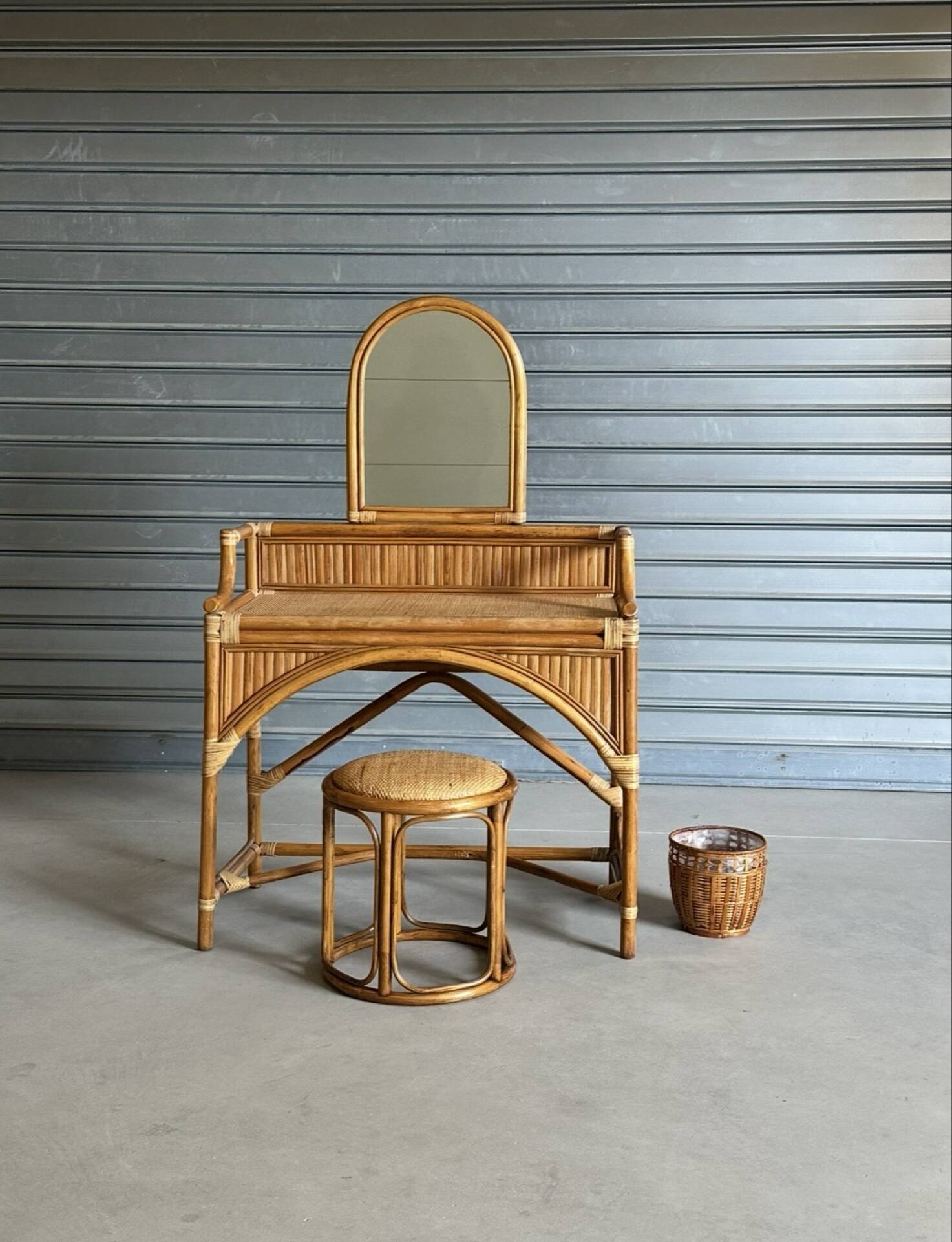 Coiffeuse vintage en rotin et ses accessoires