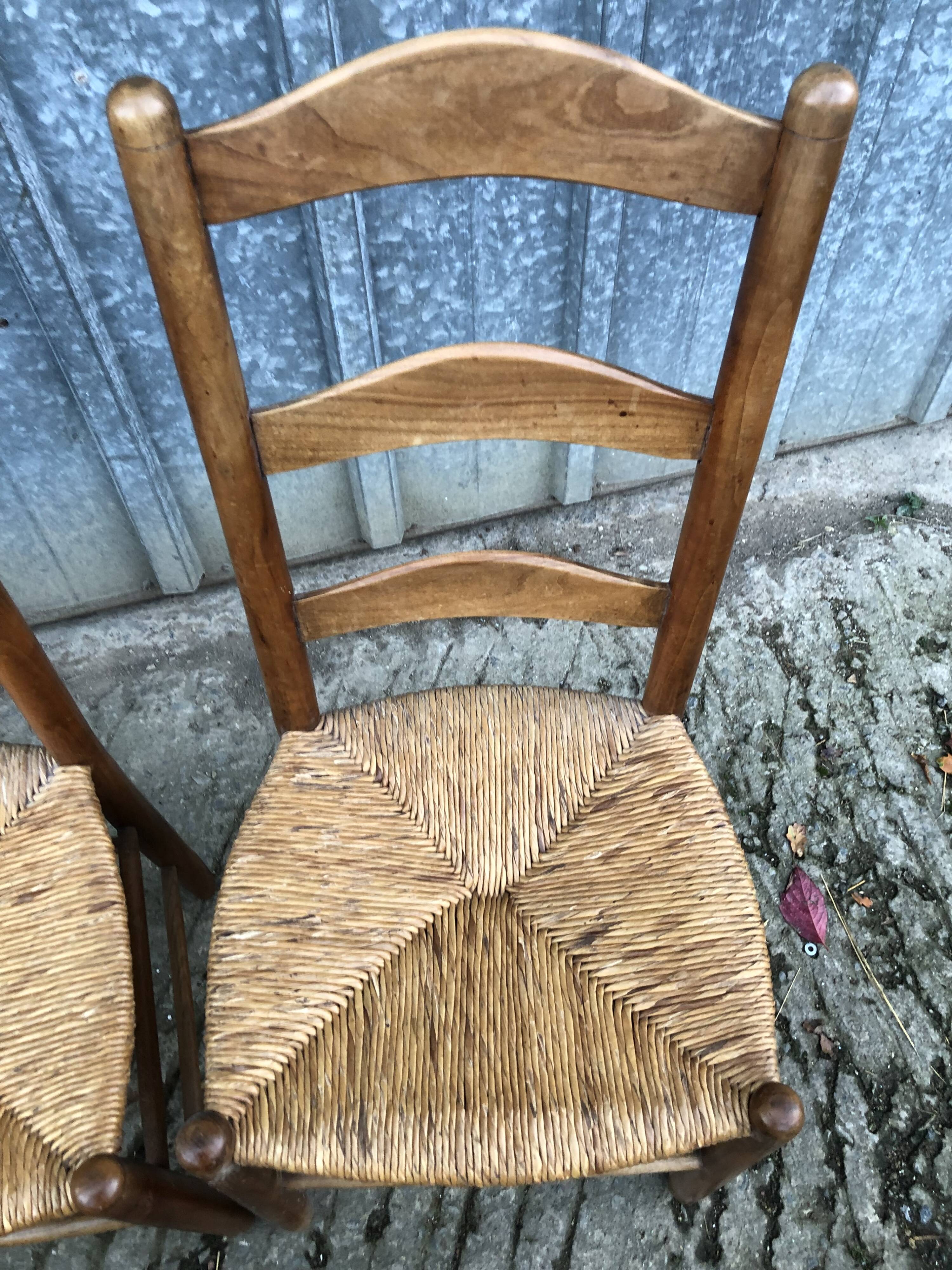 8 Chaises  anciennes vendéennes paillées en cerisier massif.