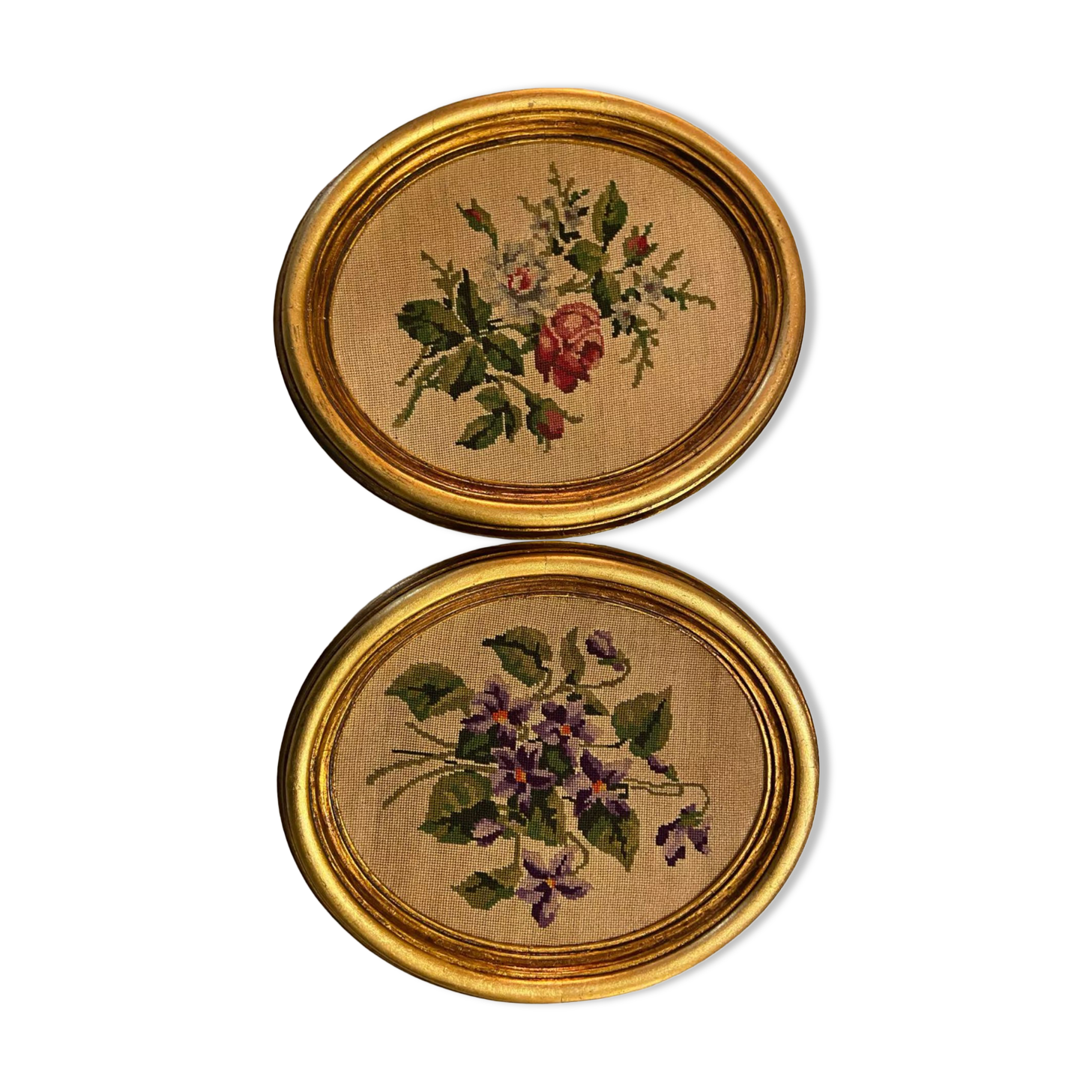 Paire de cadres médaillons brodés vintage