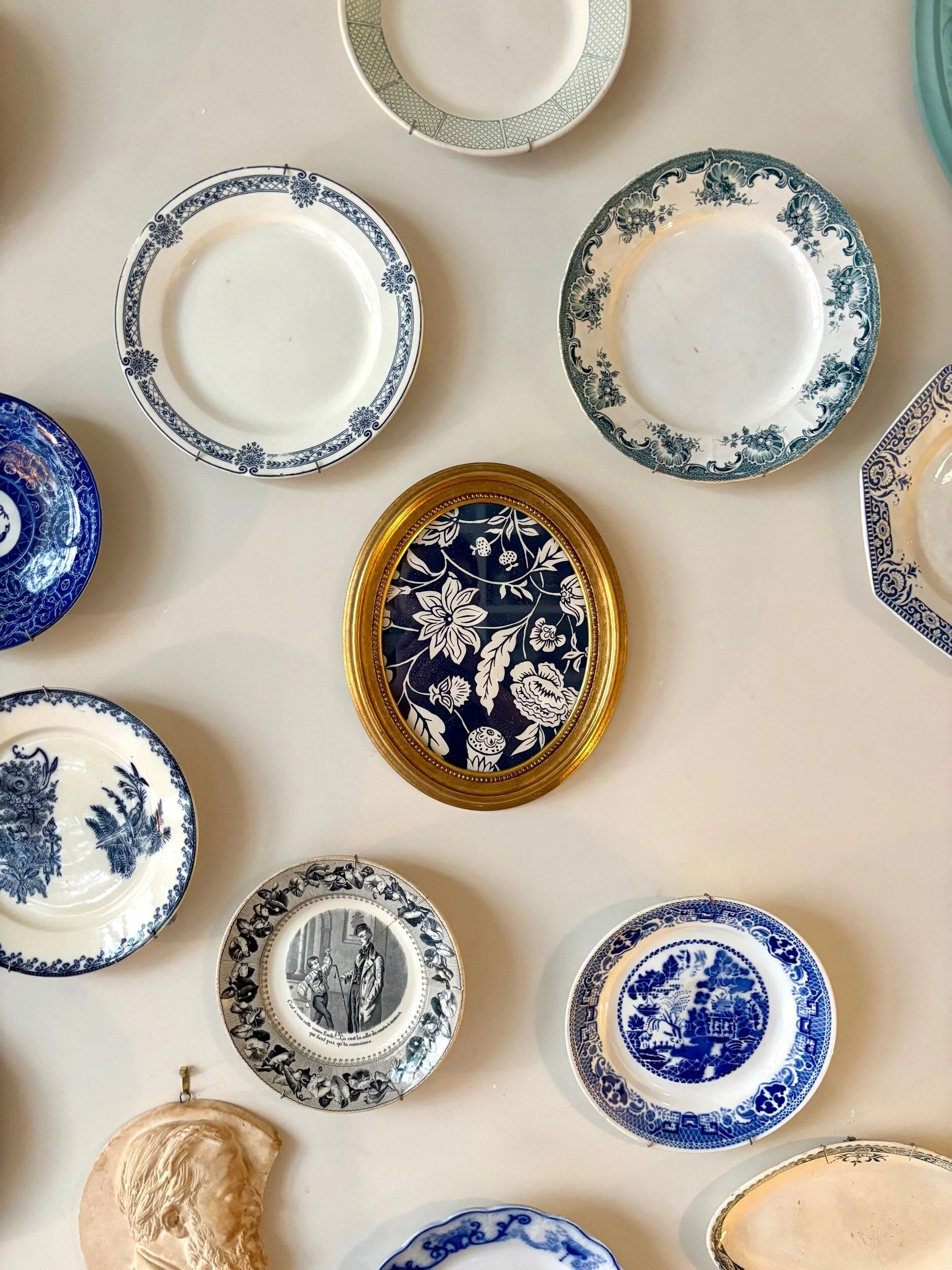 Oval frame in gilded wood with domino paper Antoinette Poisson 30C "Indienne"