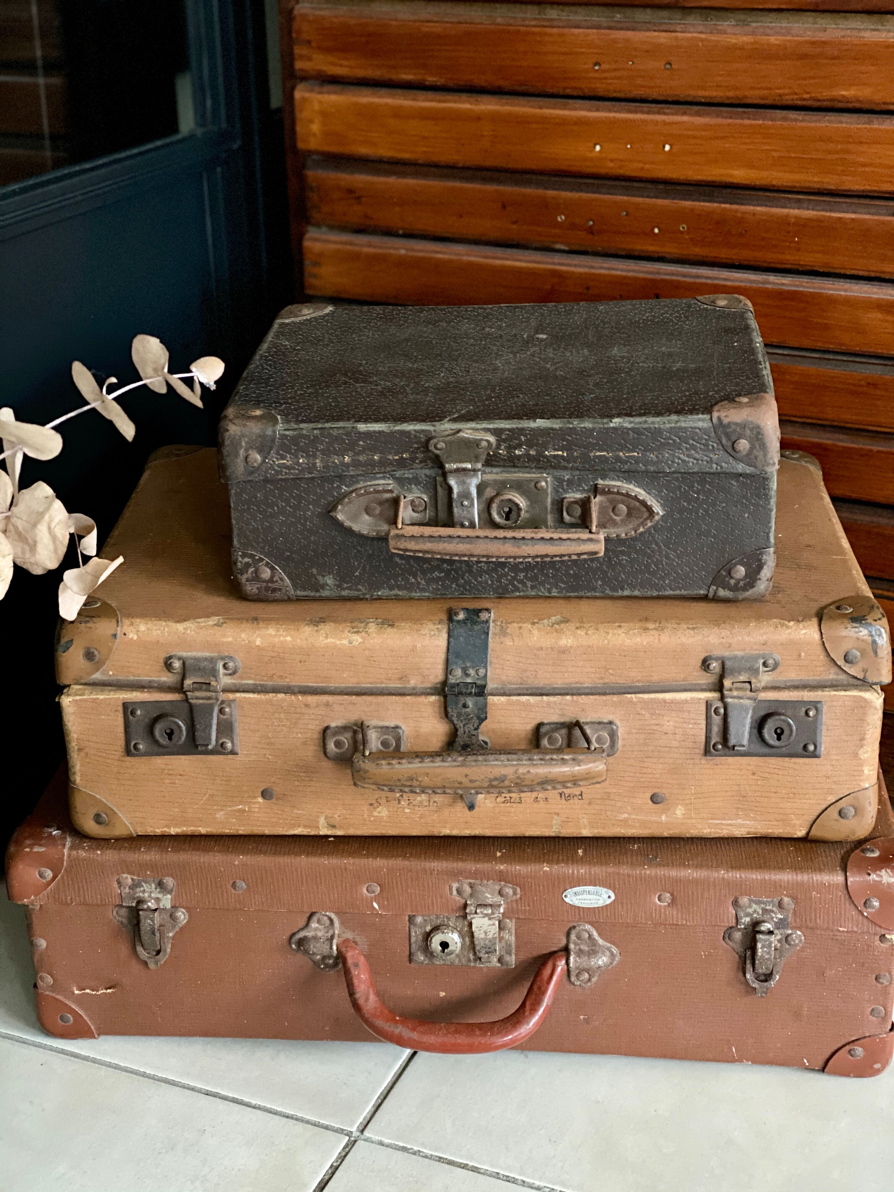 Lot of 3 vintage suitcases