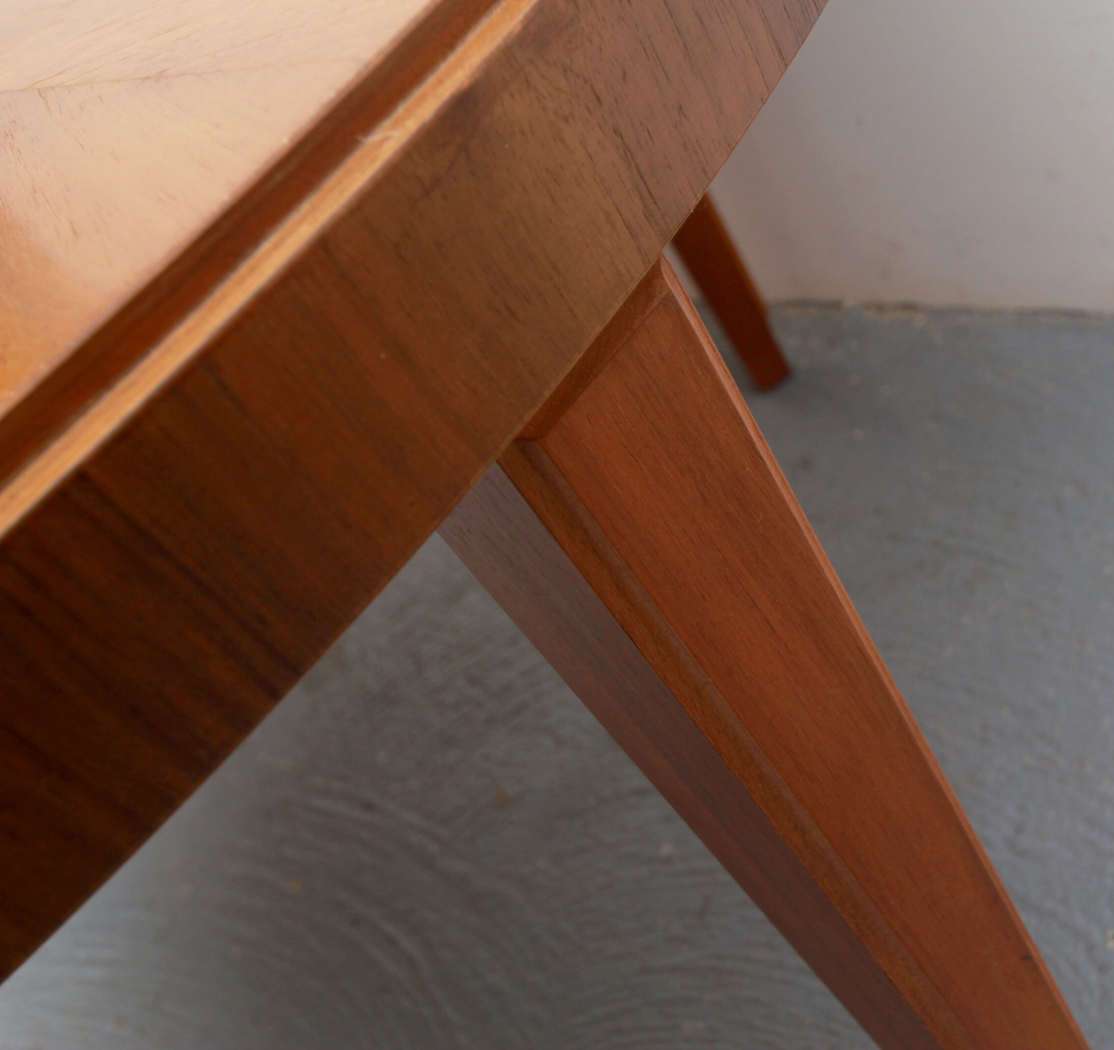 1950s round coffeetable in walnut