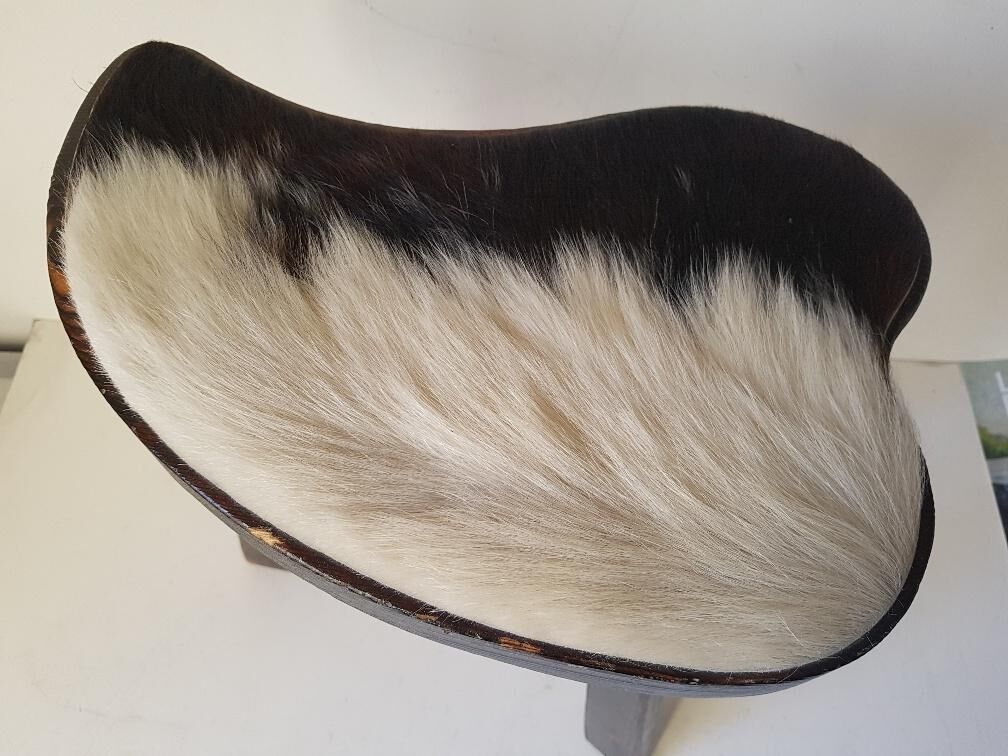 Tripod stool in vintage skin