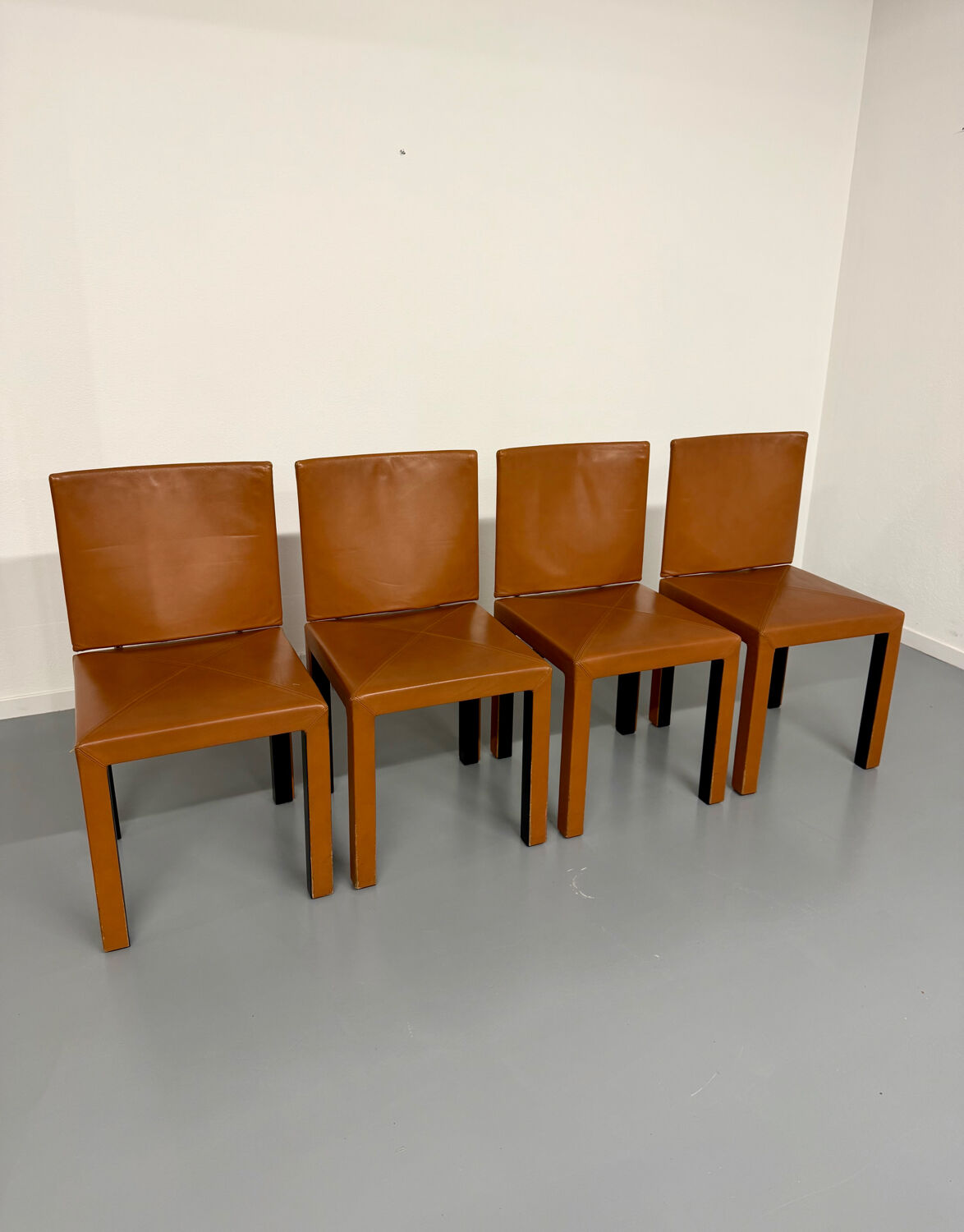 4 camel leather chairs, postmodern design by Paolo Piva for B&B Italia Arcadia.