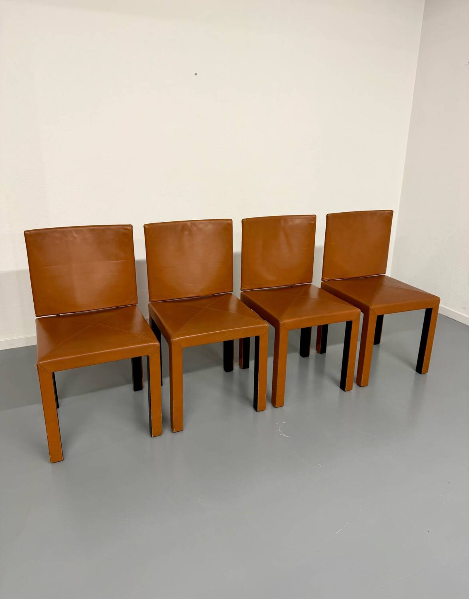 4 camel leather chairs, postmodern design by Paolo Piva for B&B Italia Arcadia.