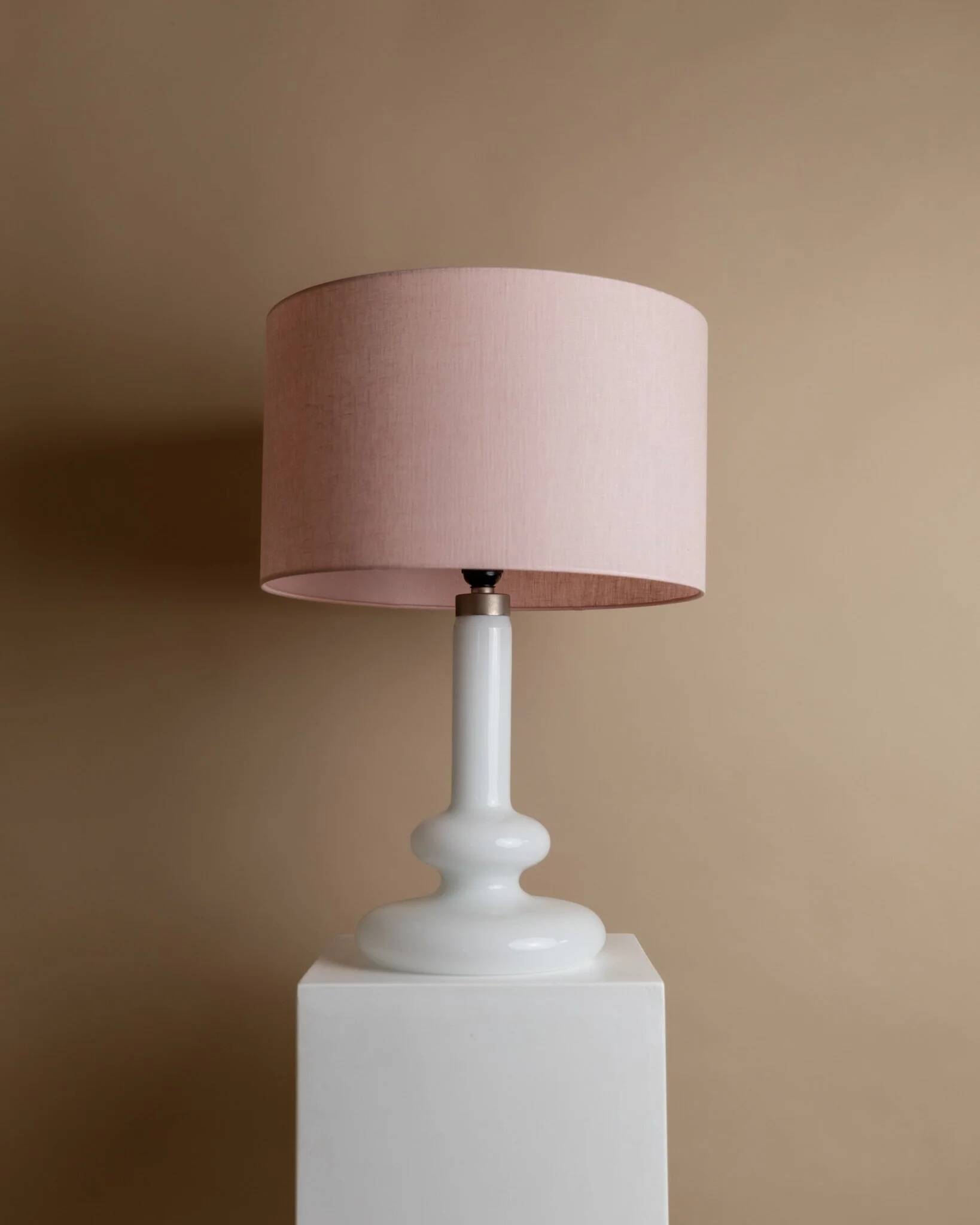 Vintage Holmegaard Plaza table lamp by Hsin-Lung Lin for Glasværk, 1970s - White glass with pink fabric shade - Elegant retro lamp, gift idea.