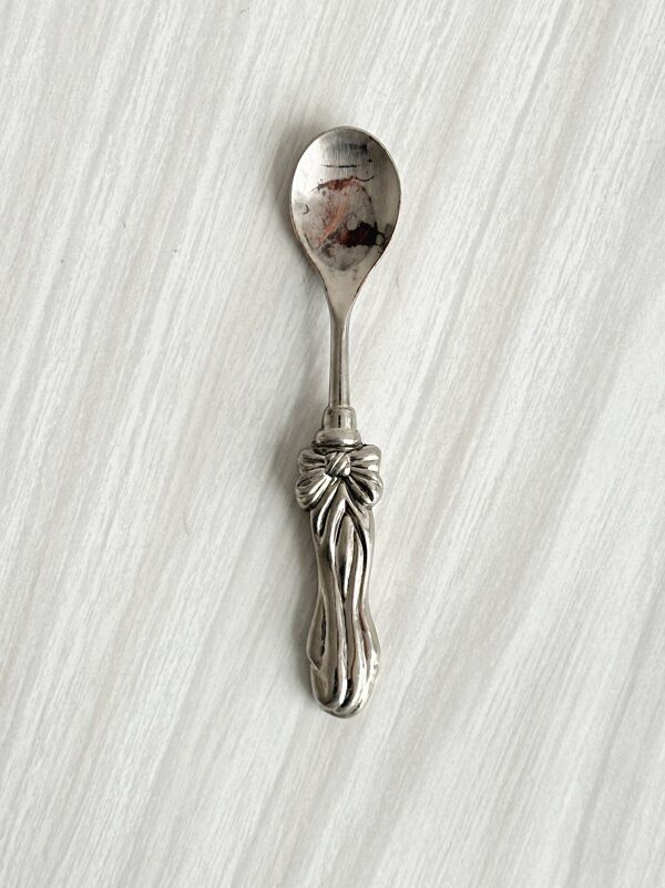 Petites cuillères anciennes motif nœud en métal