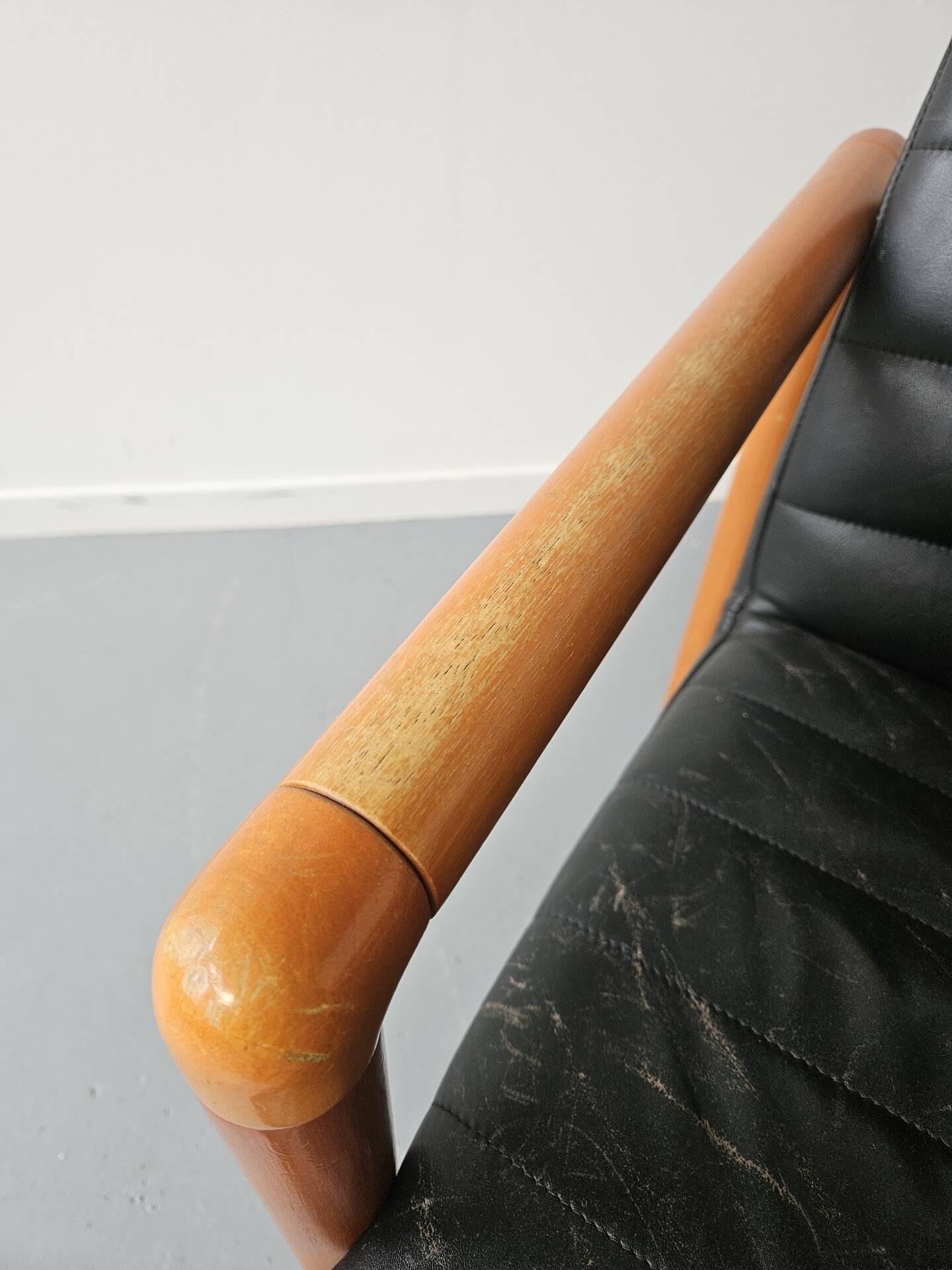 Pair of vintage Flototto armchairs in leather and wood, 1980s.