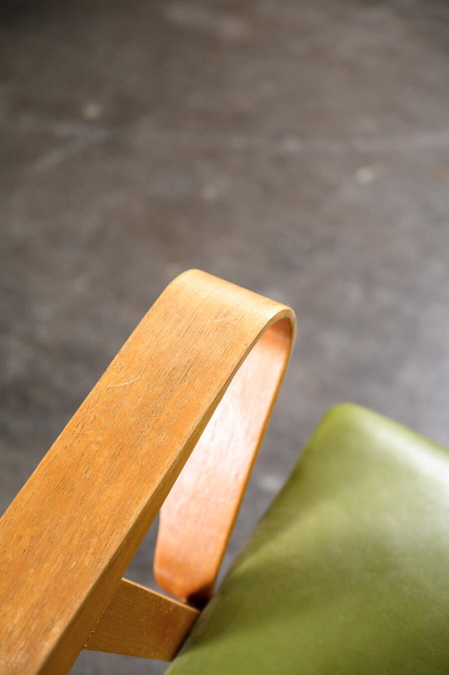 Fauteuil en skaï vert