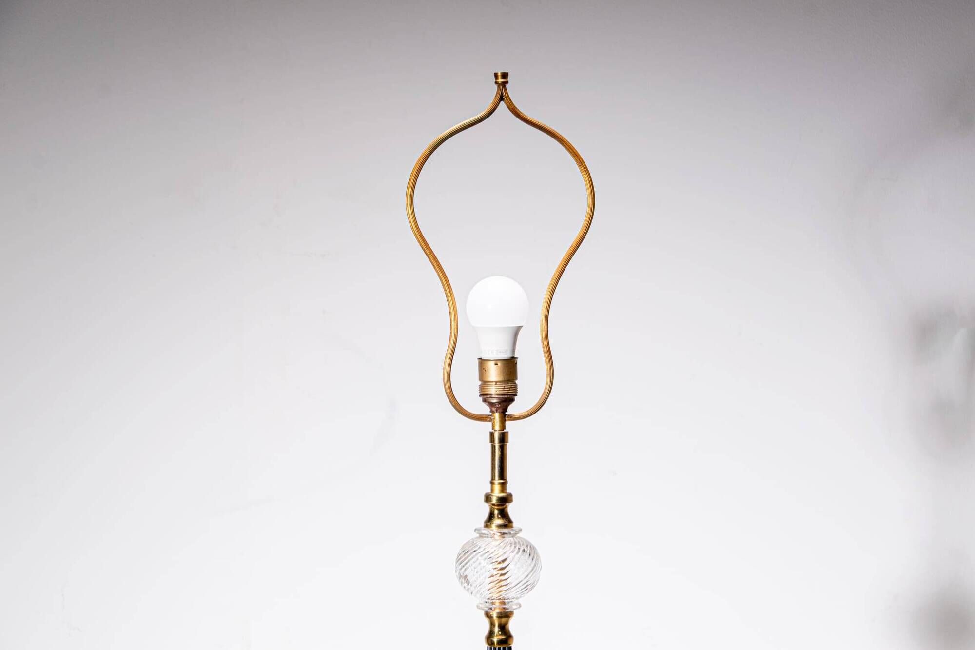 Lampadaire en verre et laiton des années 1940
