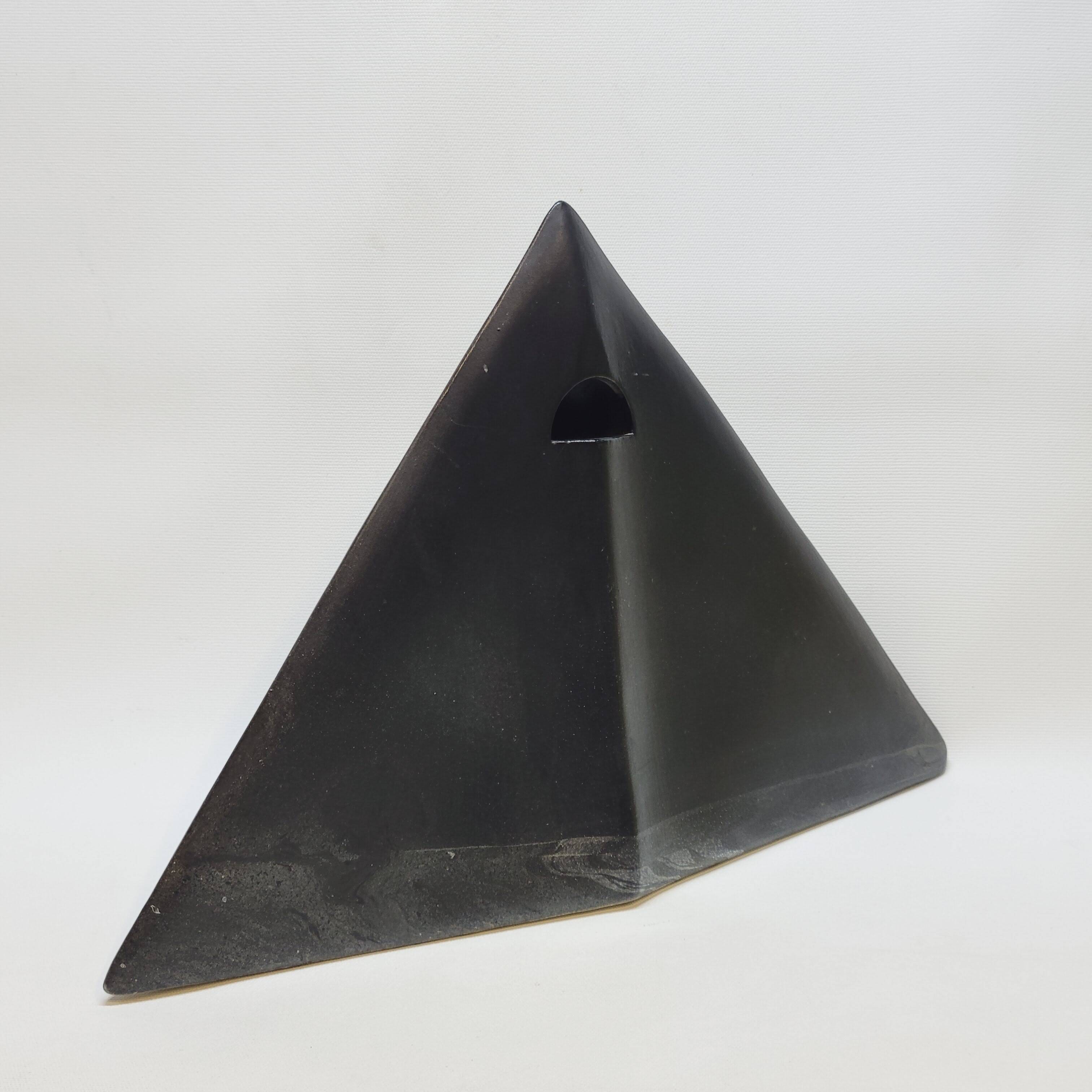 Soliflore vase in black ceramic pyramid or manta ray design